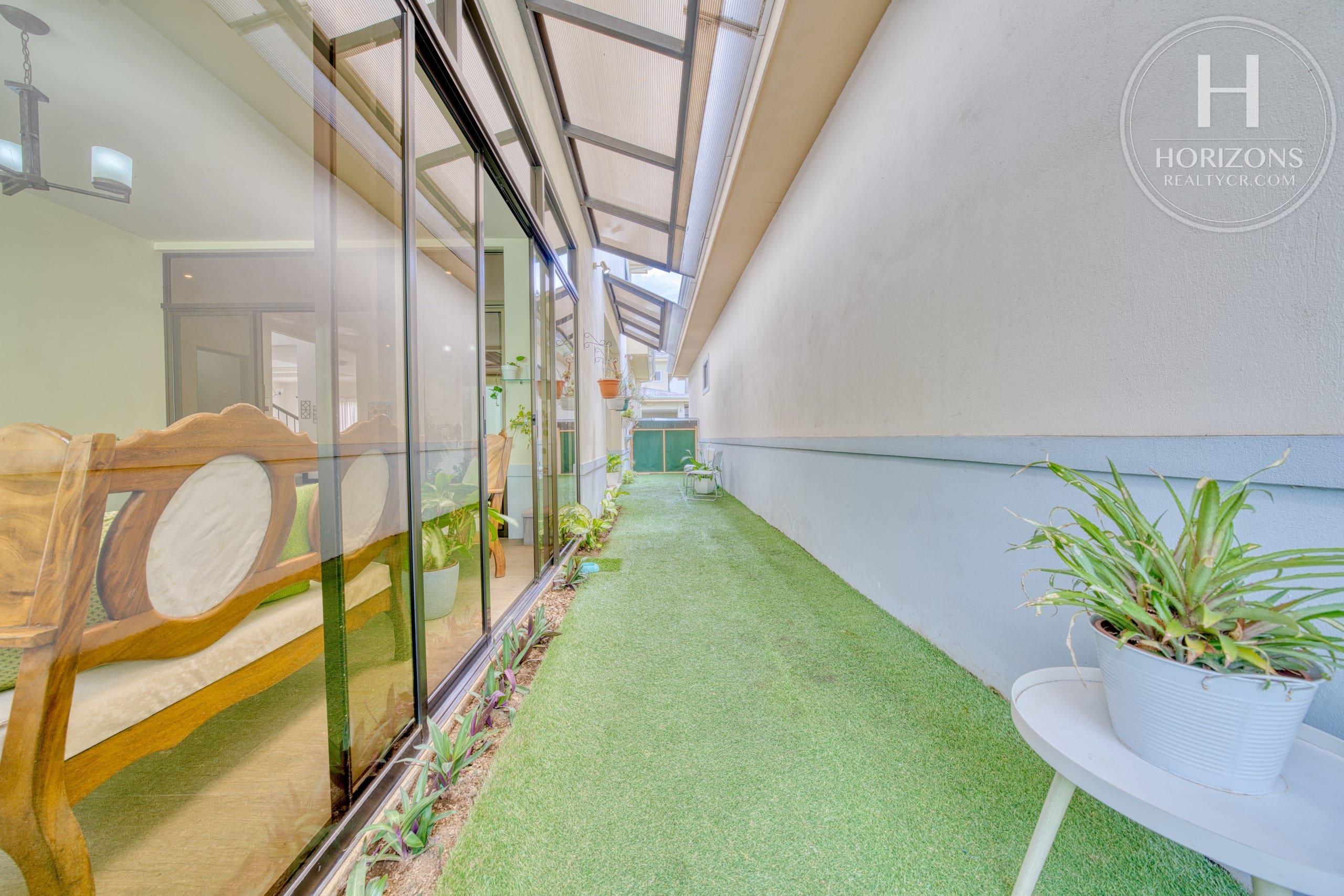 Casa con jardín en Residencial Altamonte Curridabat - pasillo lateral