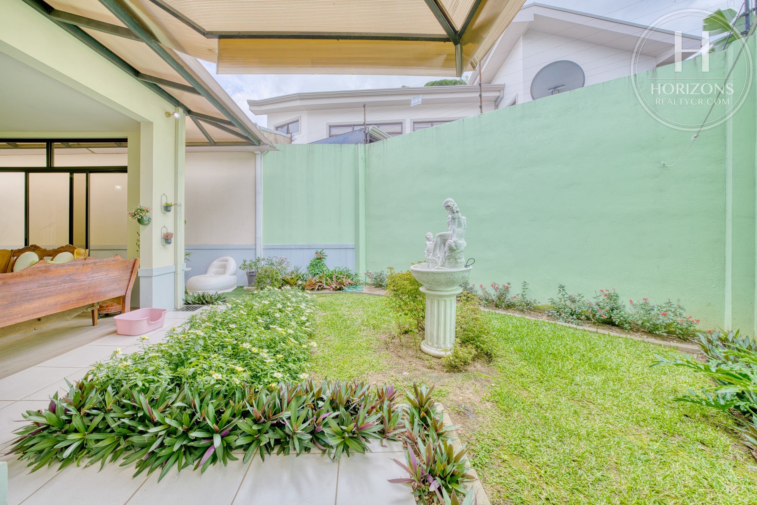 Casa con jardín en Residencial Altamonte Curridabat - patio con jardín y fuente 1