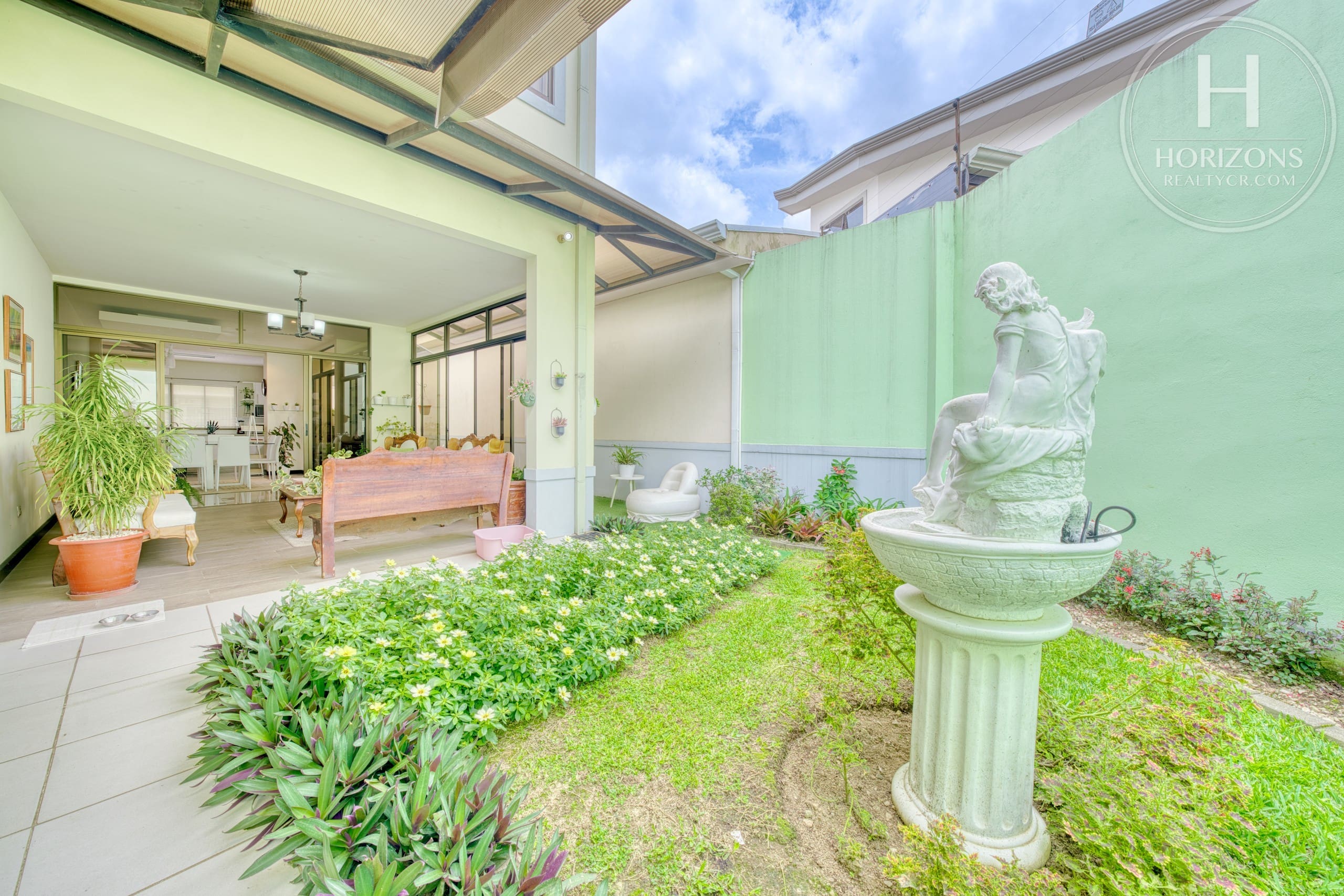 Casa con jardín en Residencial Altamonte Curridabat - patio con jardín y fuente 2