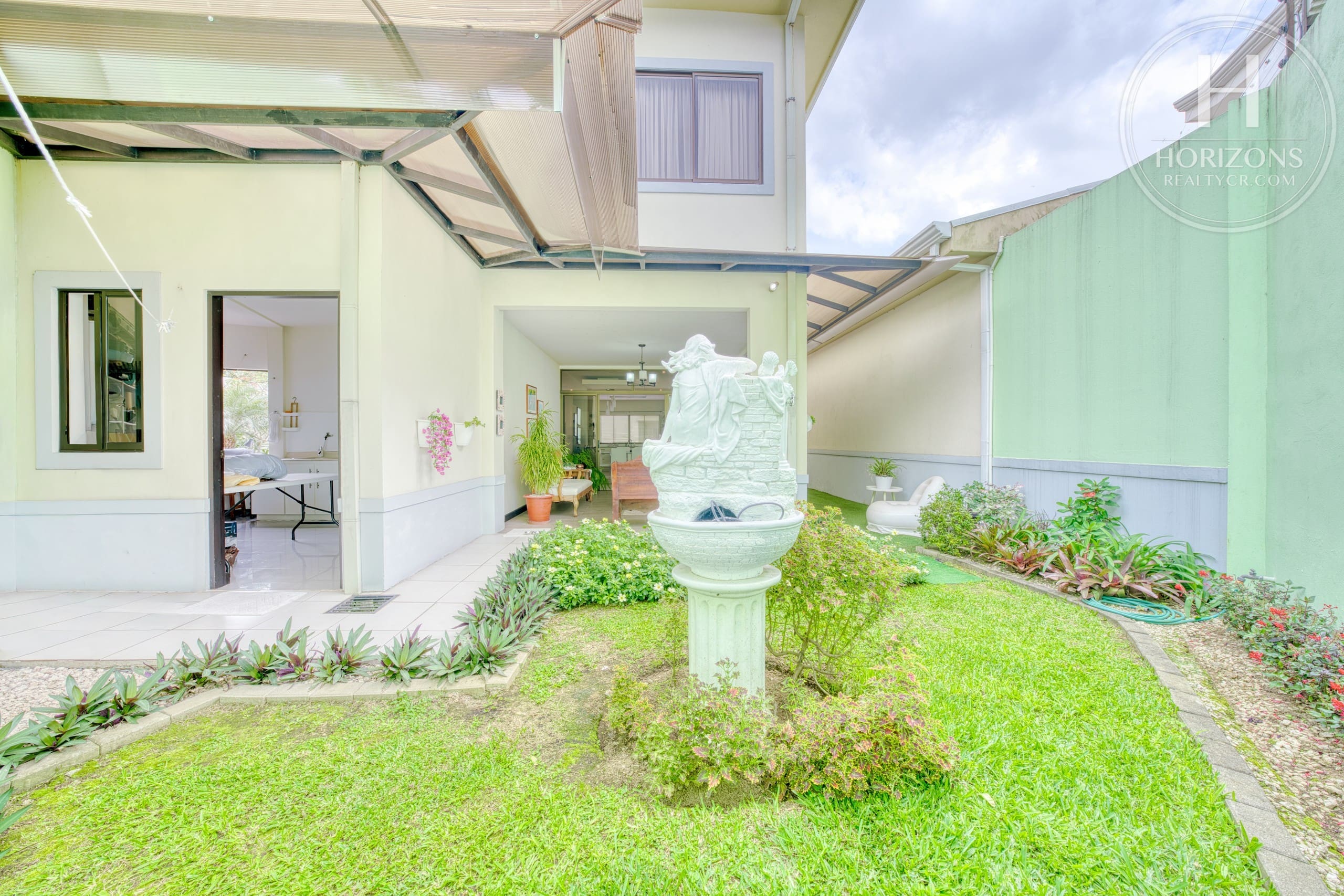 Casa con jardín en Residencial Altamonte Curridabat - patio con jardín y fuente 3
