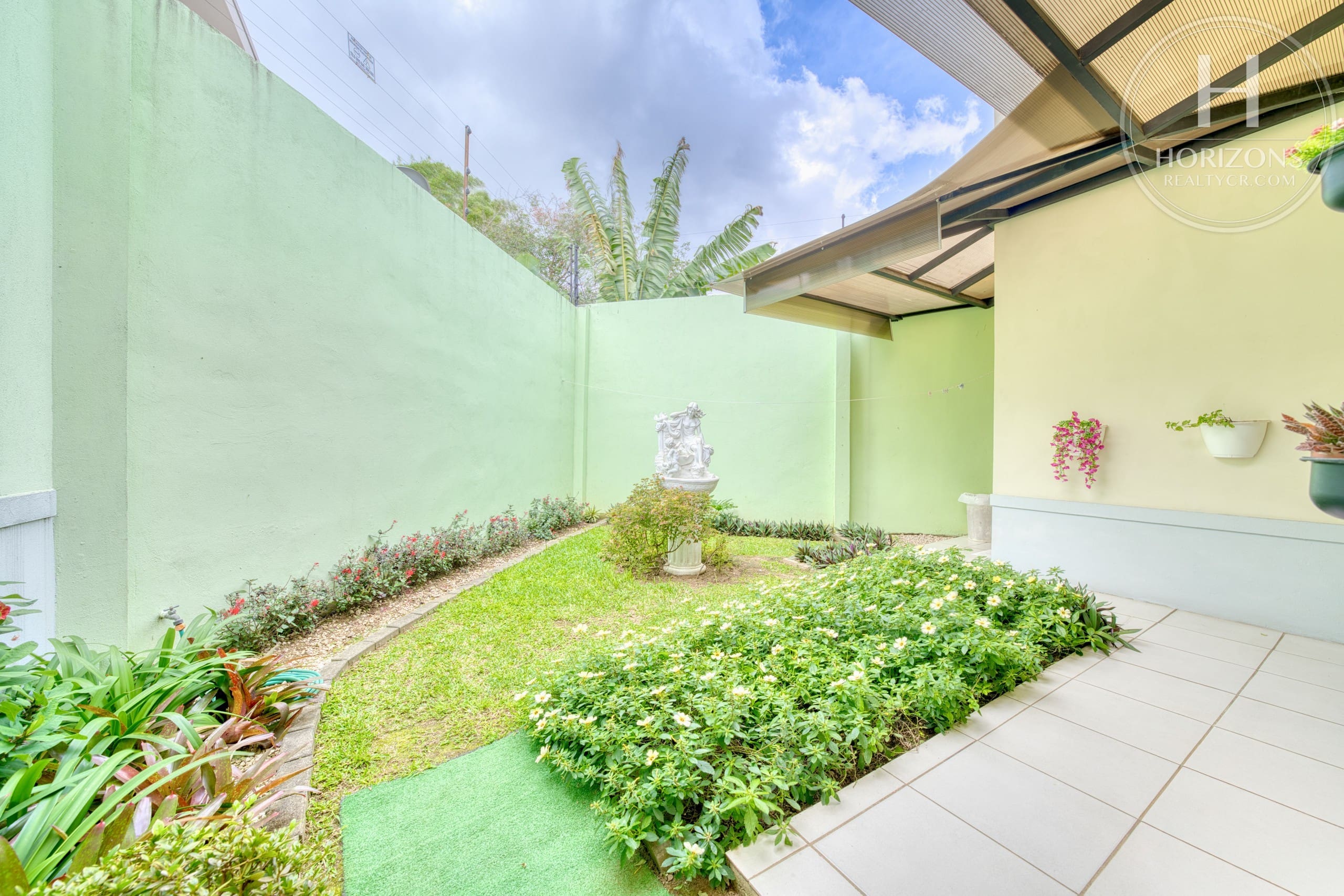 Casa con jardín en Residencial Altamonte Curridabat - patio con jardín y fuente 4