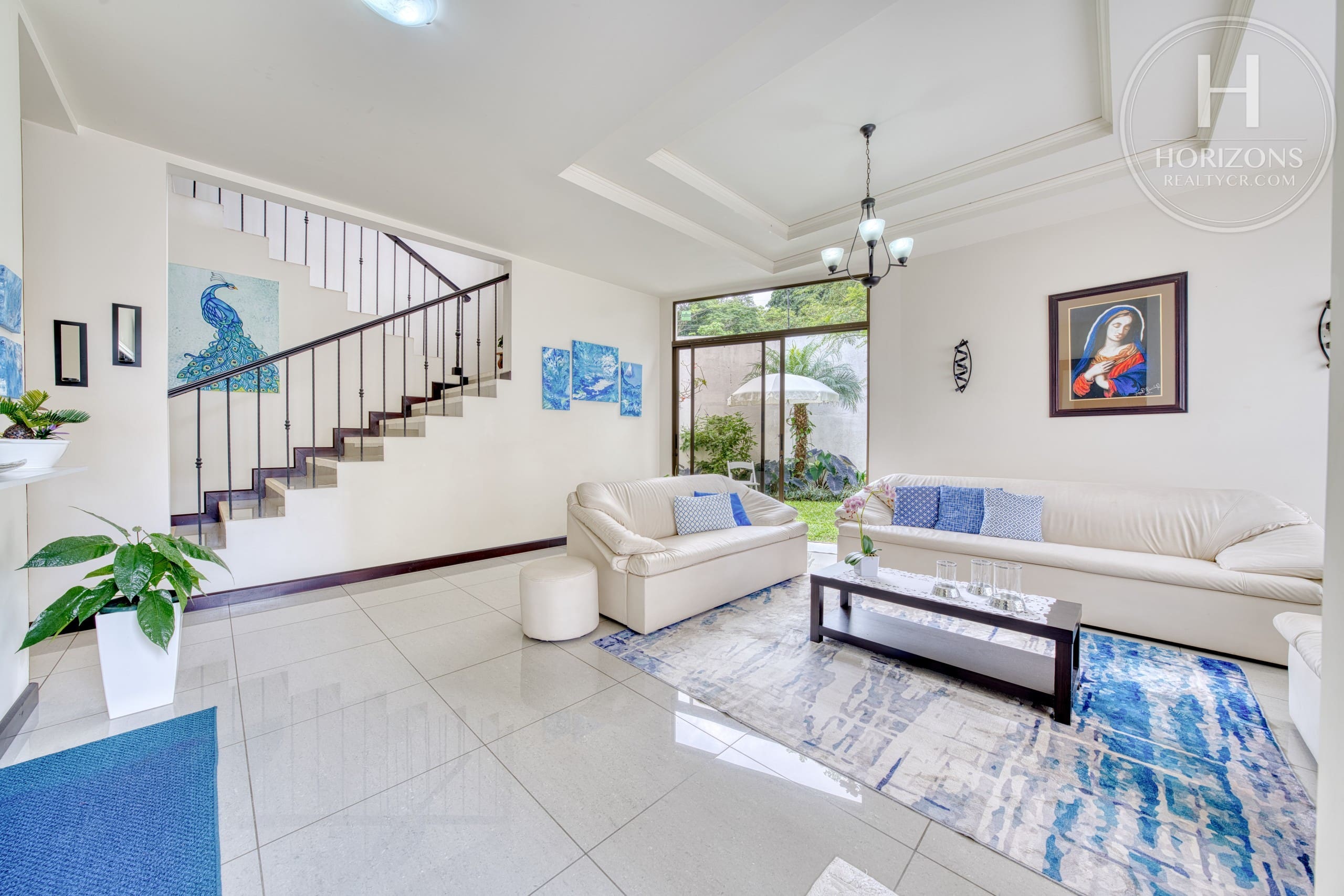 Casa con jardín en Residencial Altamonte Curridabat - sala con escalera