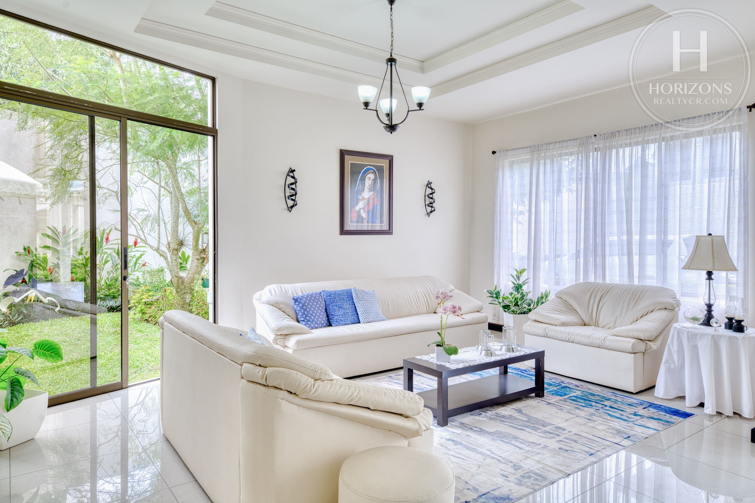 Casa con jardín en Residencial Altamonte Curridabat - sala con puerta corrediza
