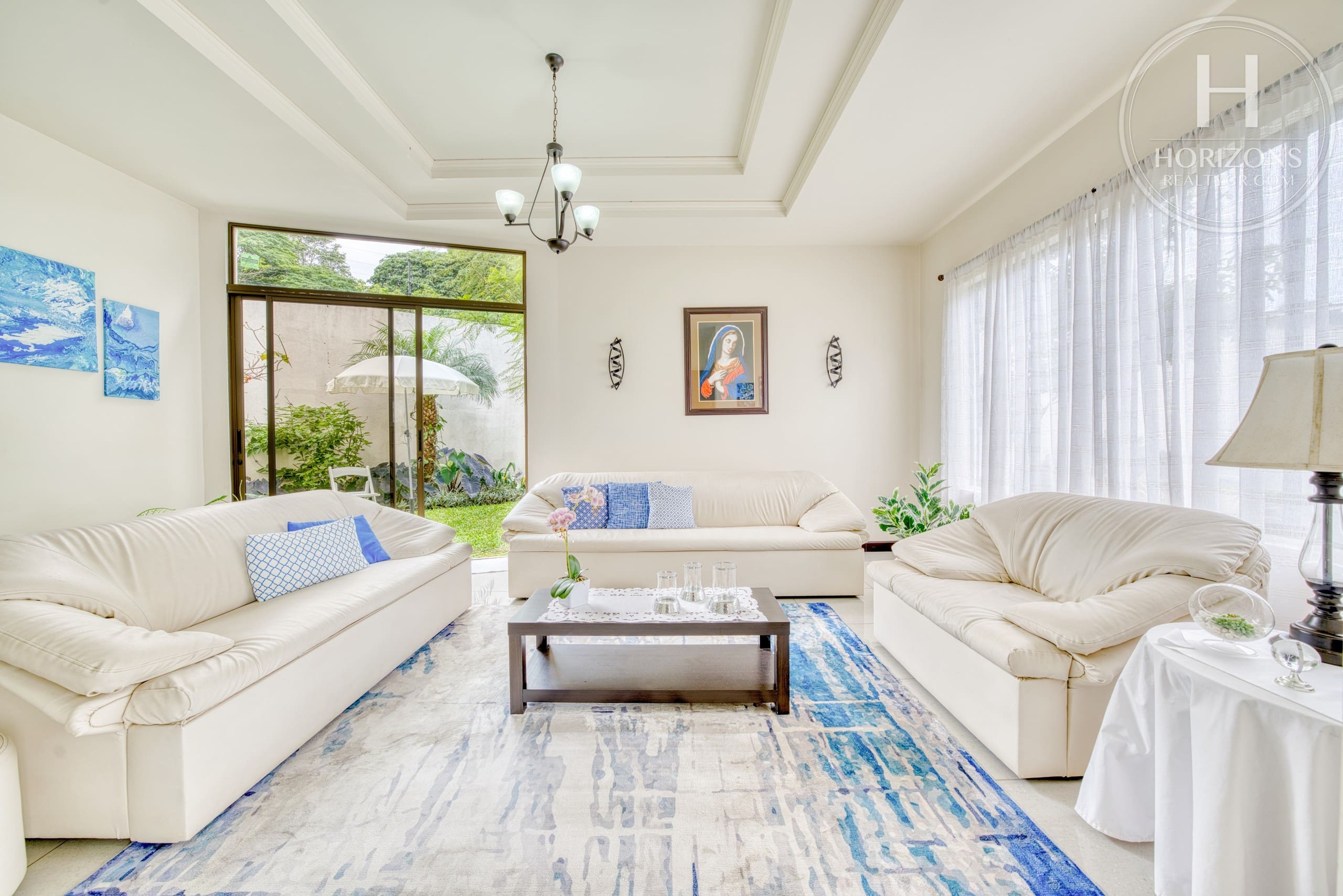 Casa con jardín en Residencial Altamonte Curridabat - sala con ventanal