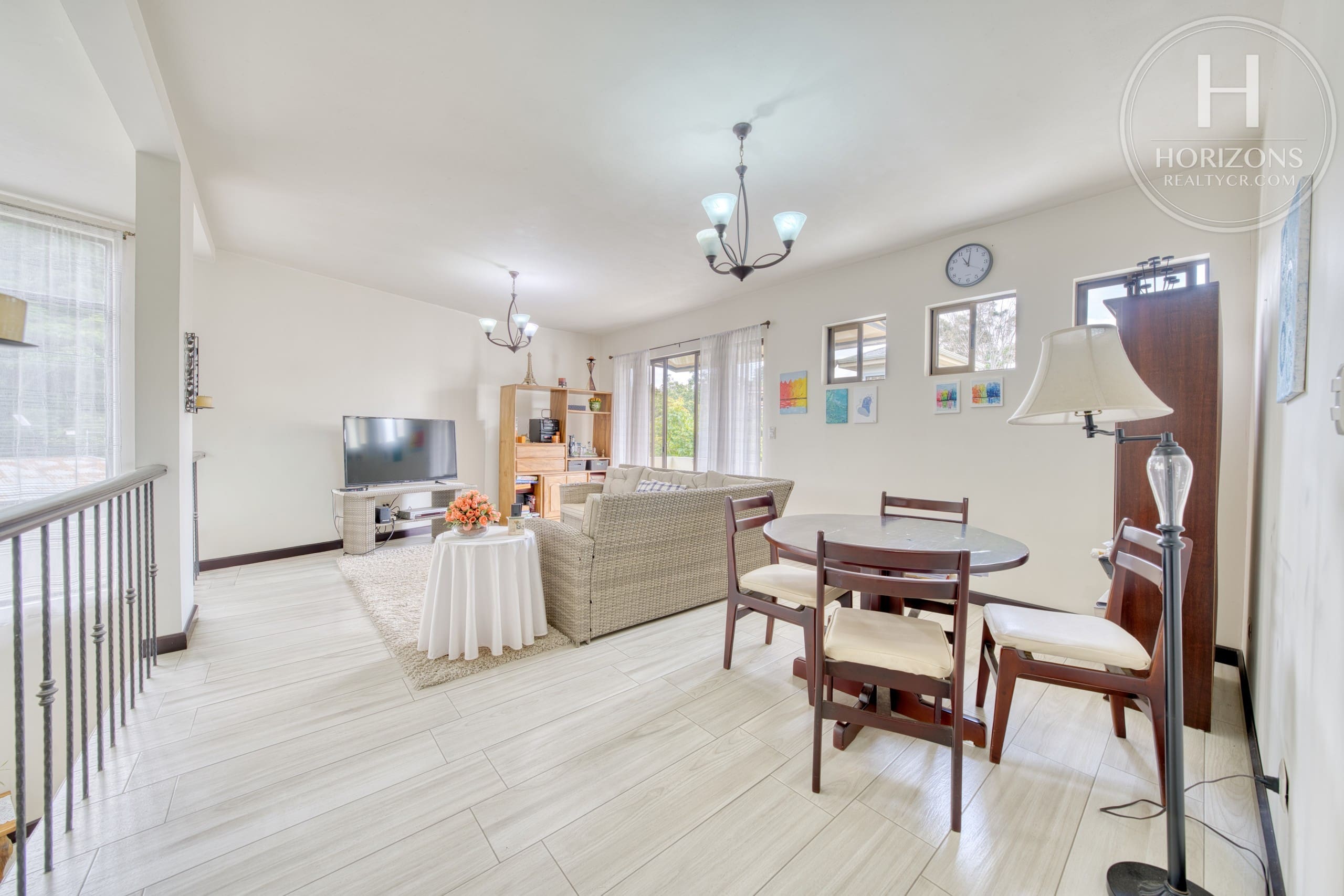 Casa con jardín en Residencial Altamonte Curridabat - sala de TV segundo nivel 1