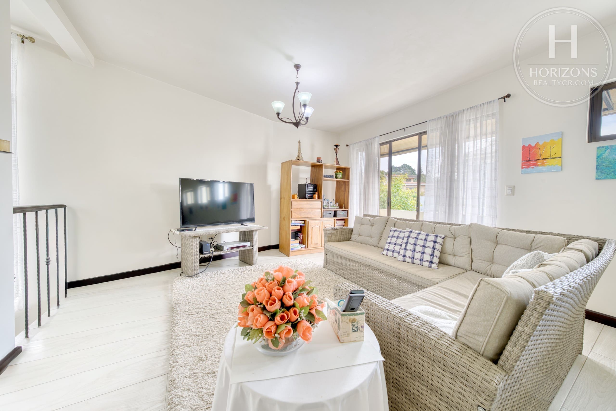 Casa con jardín en Residencial Altamonte Curridabat - sala de TV segundo nivel 2