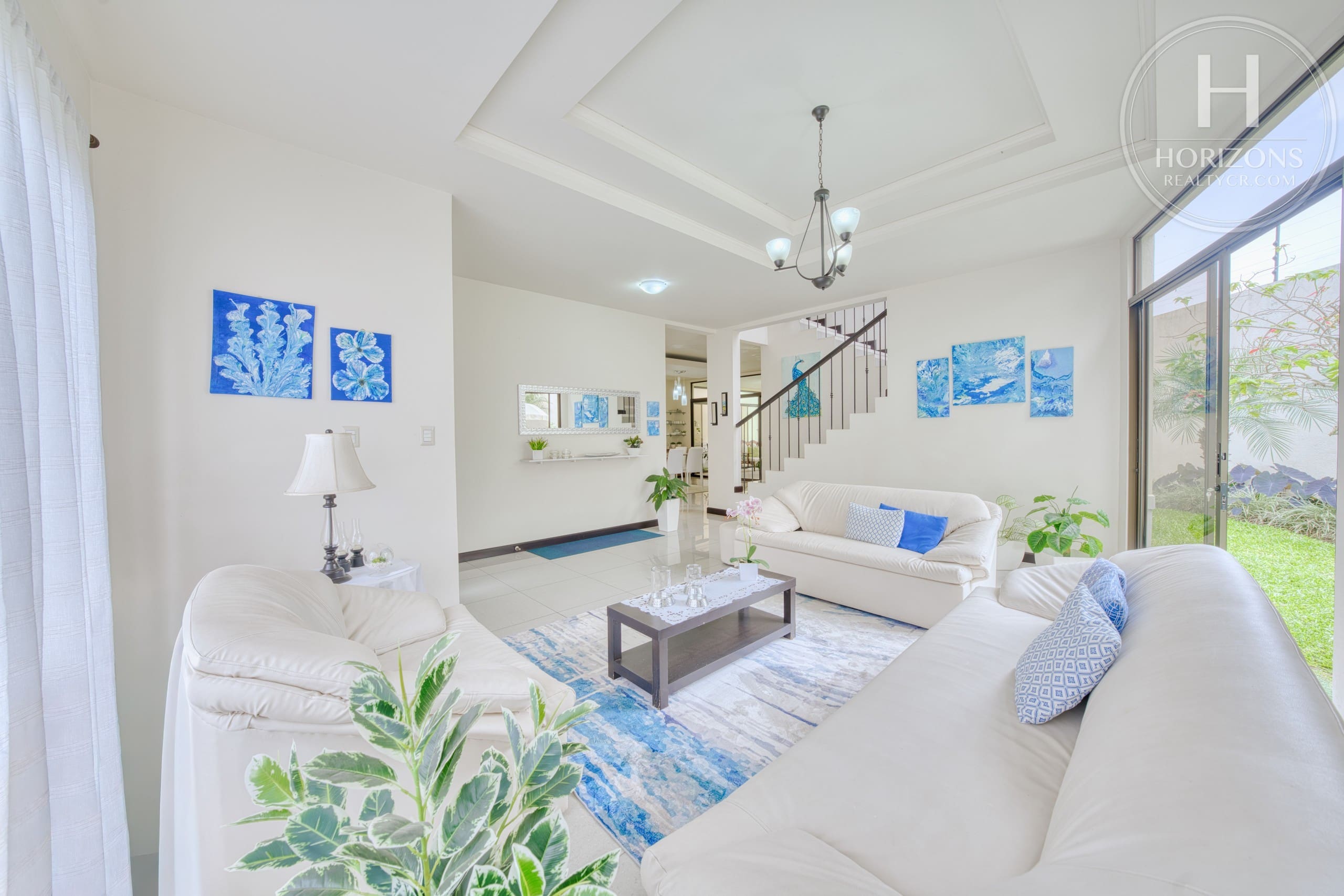 Casa con jardín en Residencial Altamonte Curridabat - sala y escalera