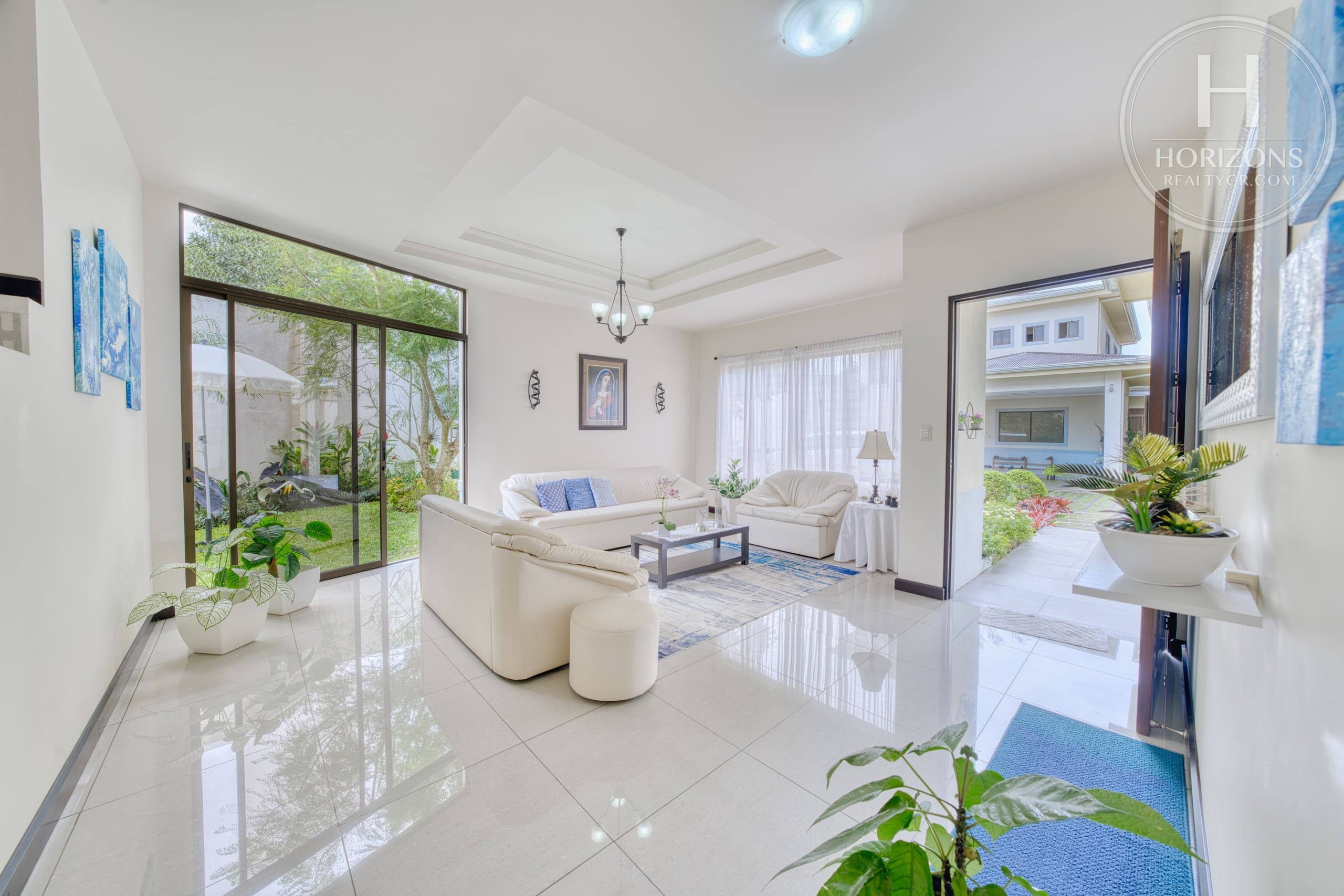 Casa con jardín en Residencial Altamonte Curridabat - sala y puerta principal