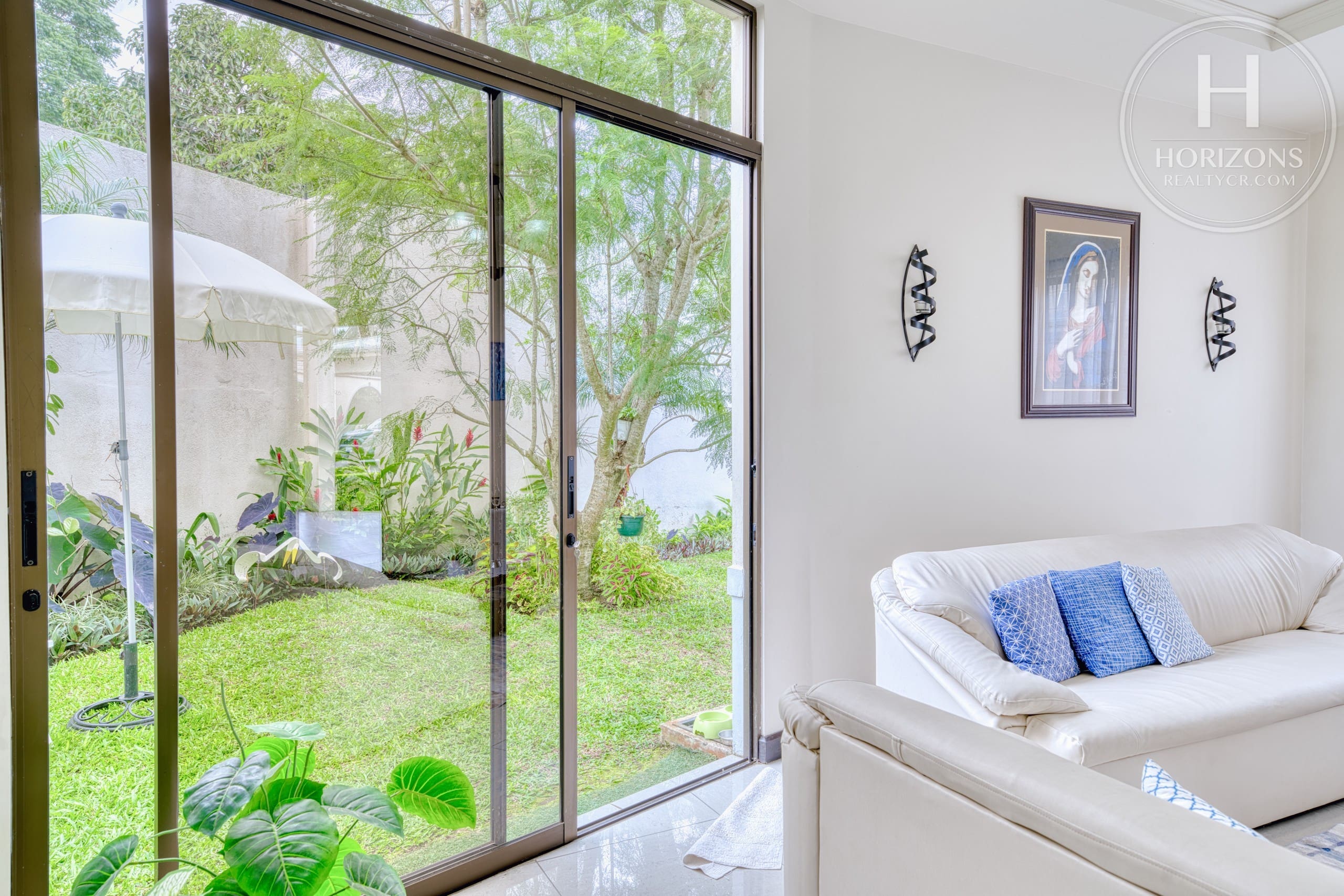 Casa con jardín en Residencial Altamonte Curridabat - sala y salida al jardín