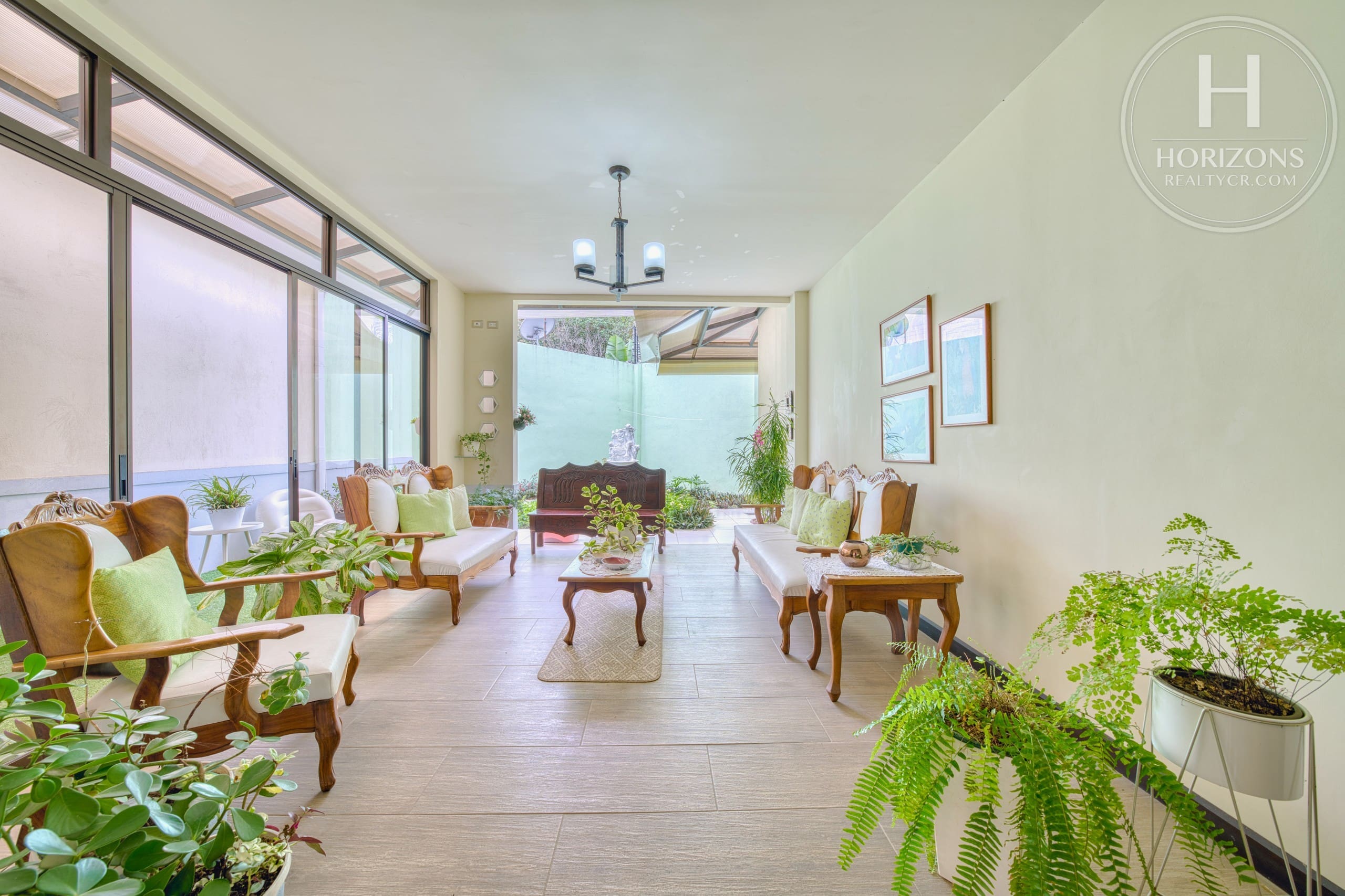 Casa con jardín en Residencial Altamonte Curridabat - terraza techada 1