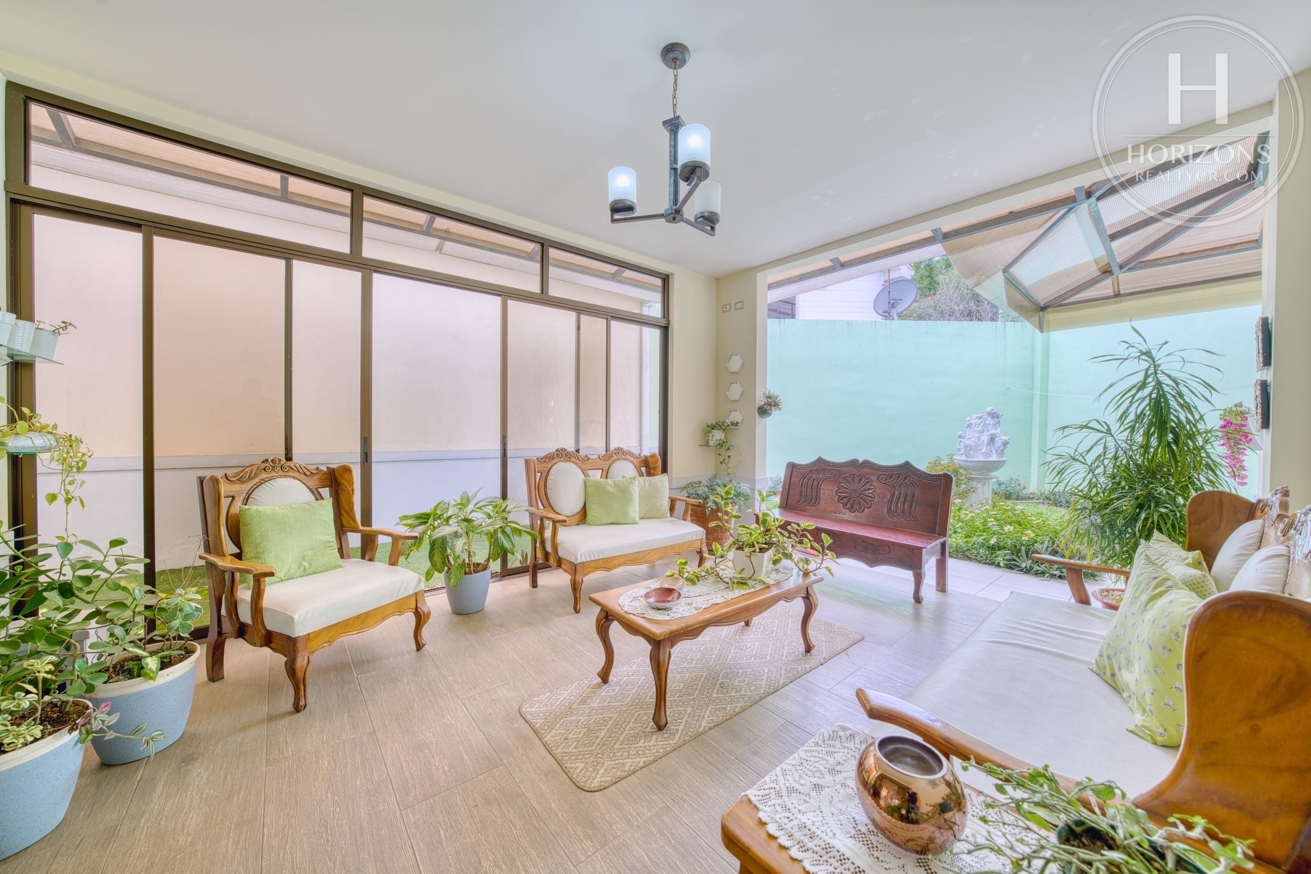 Casa con jardín en Residencial Altamonte Curridabat - terraza techada 2