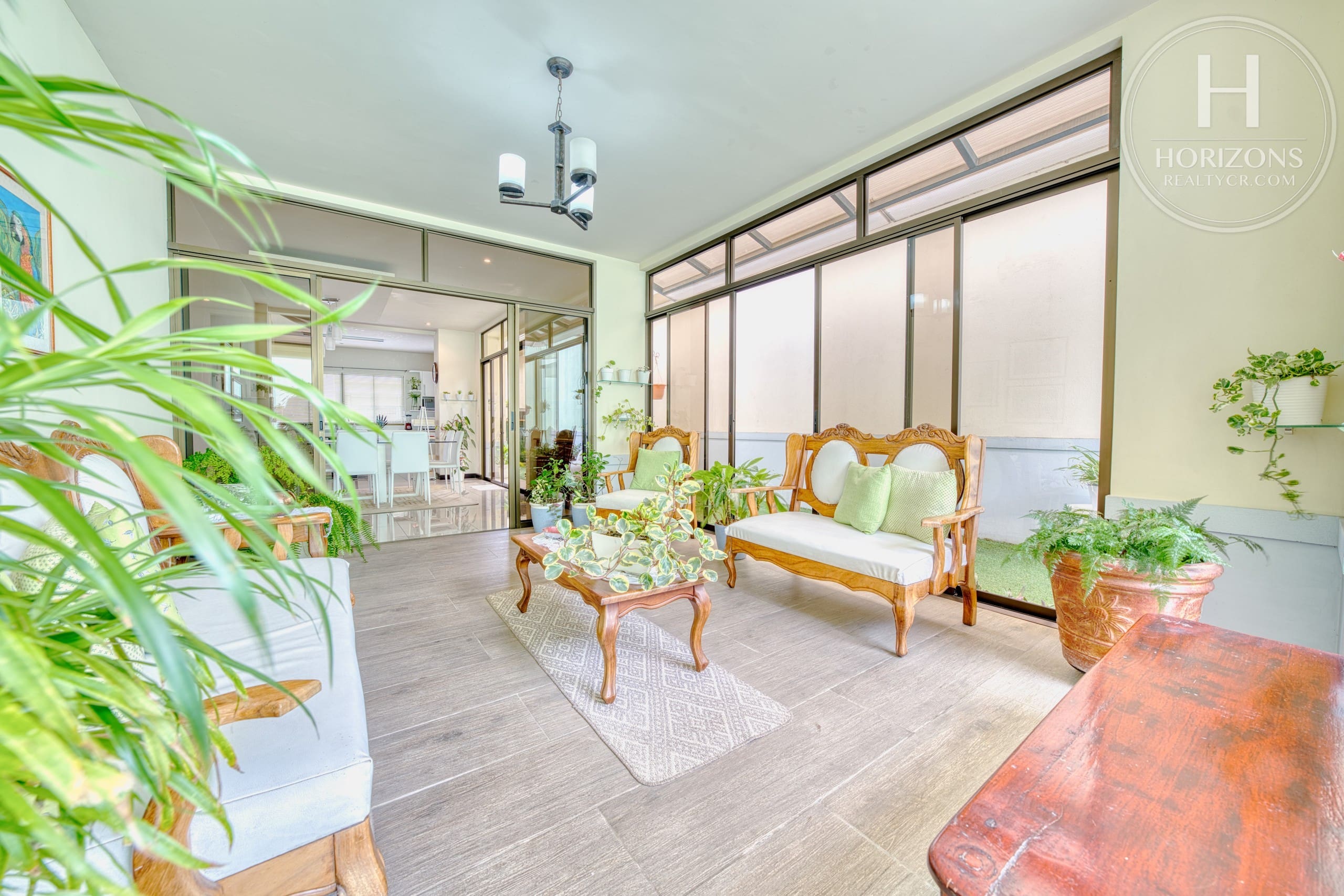 Casa con jardín en Residencial Altamonte Curridabat - terraza techada 4
