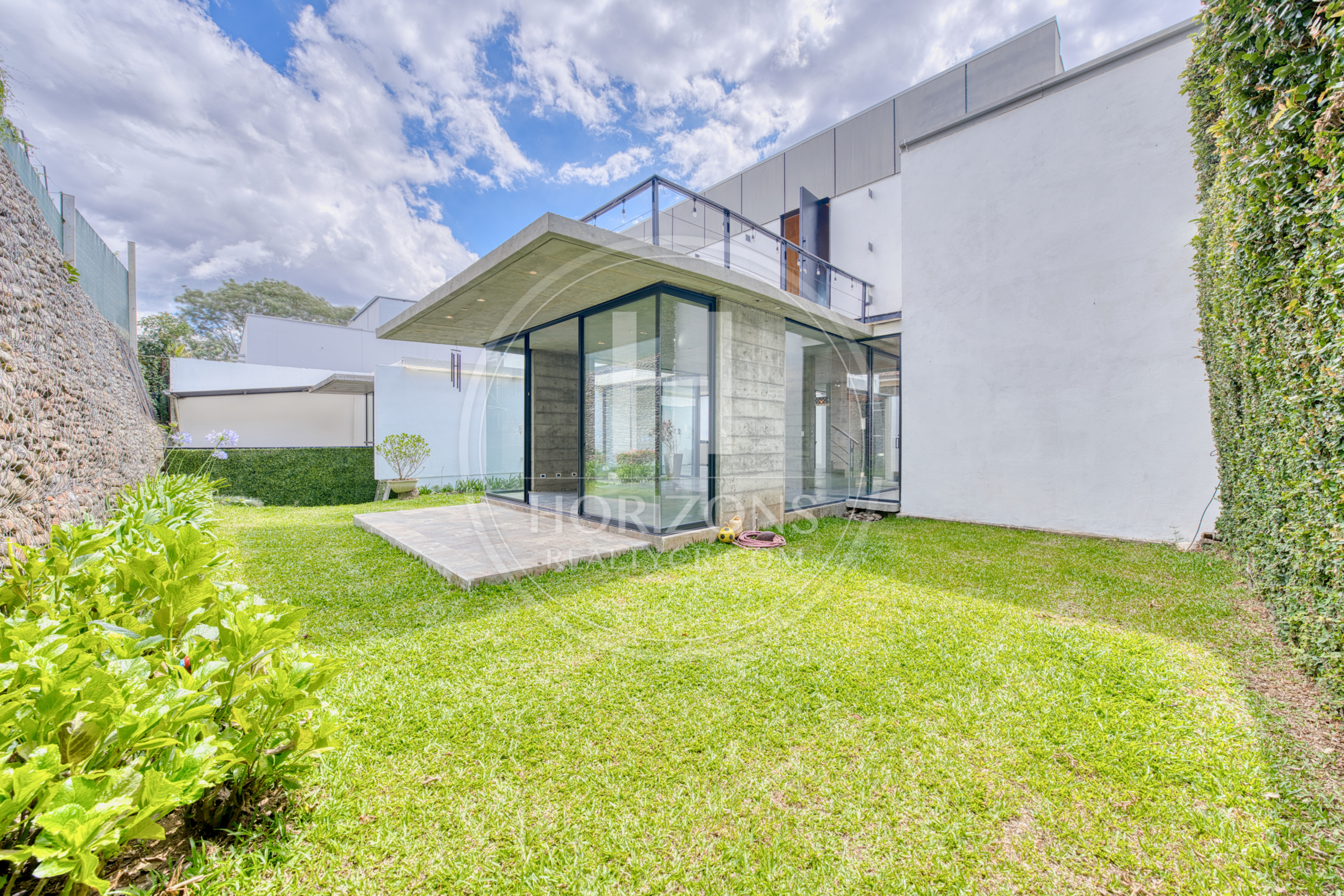 Casa de Lujo en Venta en Bosques de Altamonte Curridabat 3 Niveles con Apartamento Independiente NJA1384SB