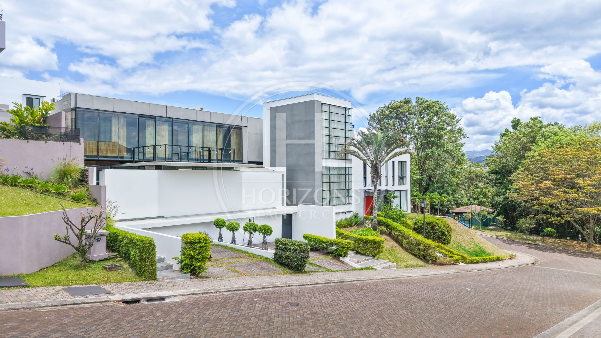 Casa de Lujo en Venta en Bosques de Altamonte Curridabat 3 Niveles con Apartamento Independiente NJA1384SB