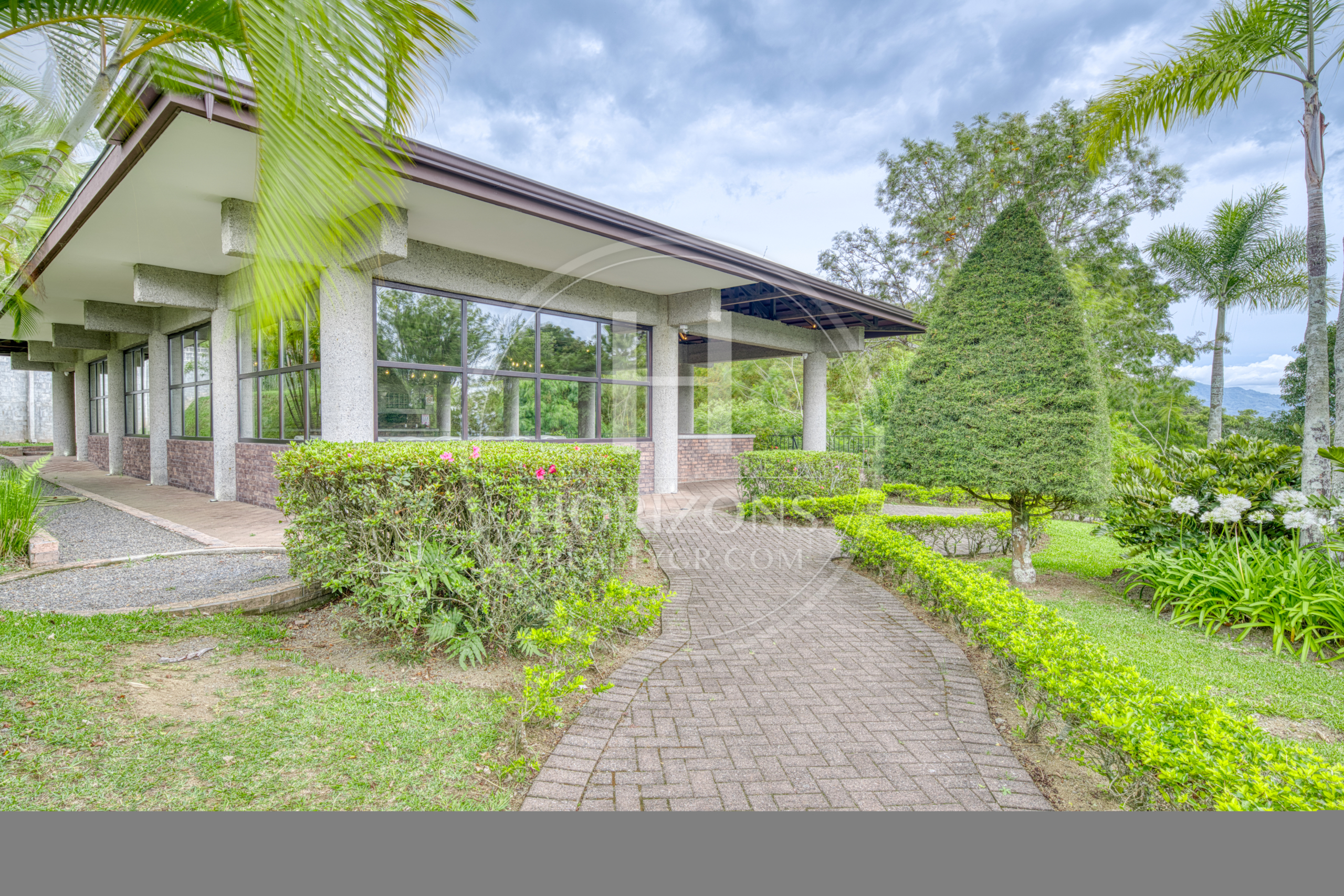 Casa de Lujo en Venta en Bosques de Altamonte Curridabat 3 Niveles con Apartamento Independiente NJA1384SB