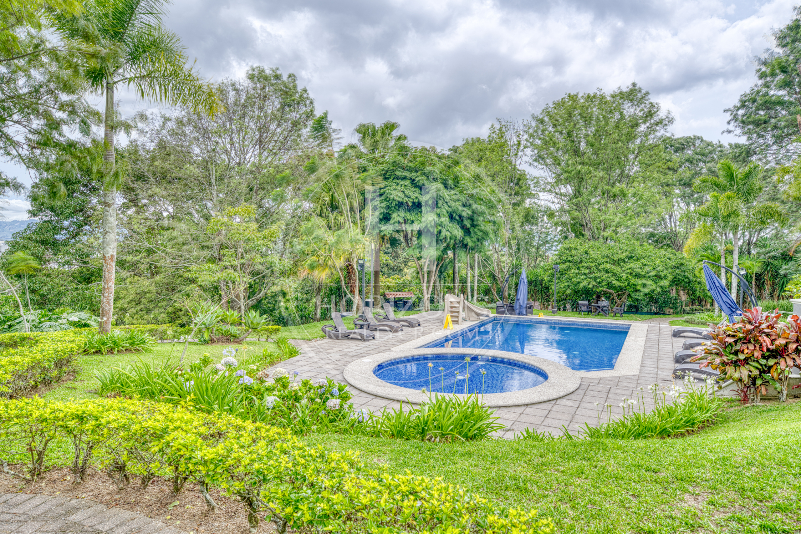 Casa de Lujo en Venta en Bosques de Altamonte Curridabat 3 Niveles con Apartamento Independiente NJA1384SB