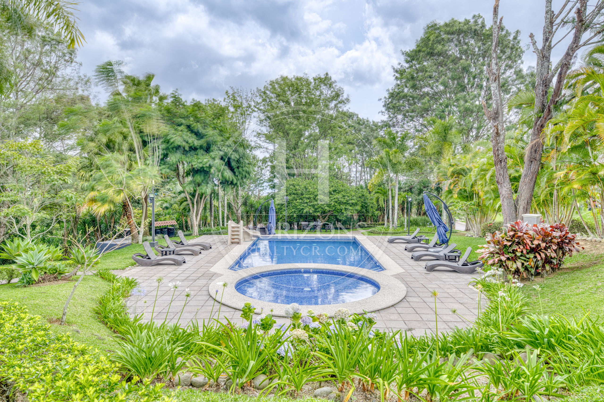 Casa de Lujo en Venta en Bosques de Altamonte Curridabat 3 Niveles con Apartamento Independiente NJA1384SB