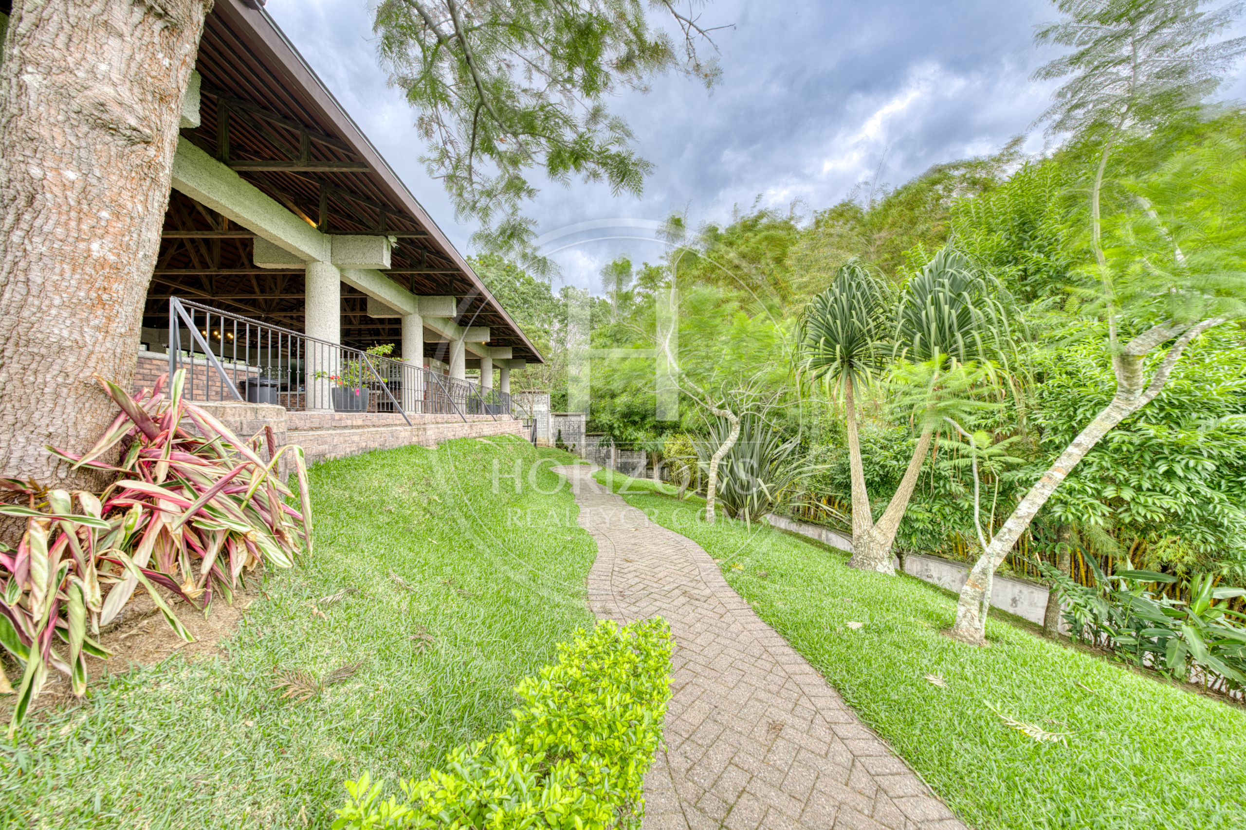 Casa de Lujo en Venta en Bosques de Altamonte Curridabat 3 Niveles con Apartamento Independiente NJA1384SB