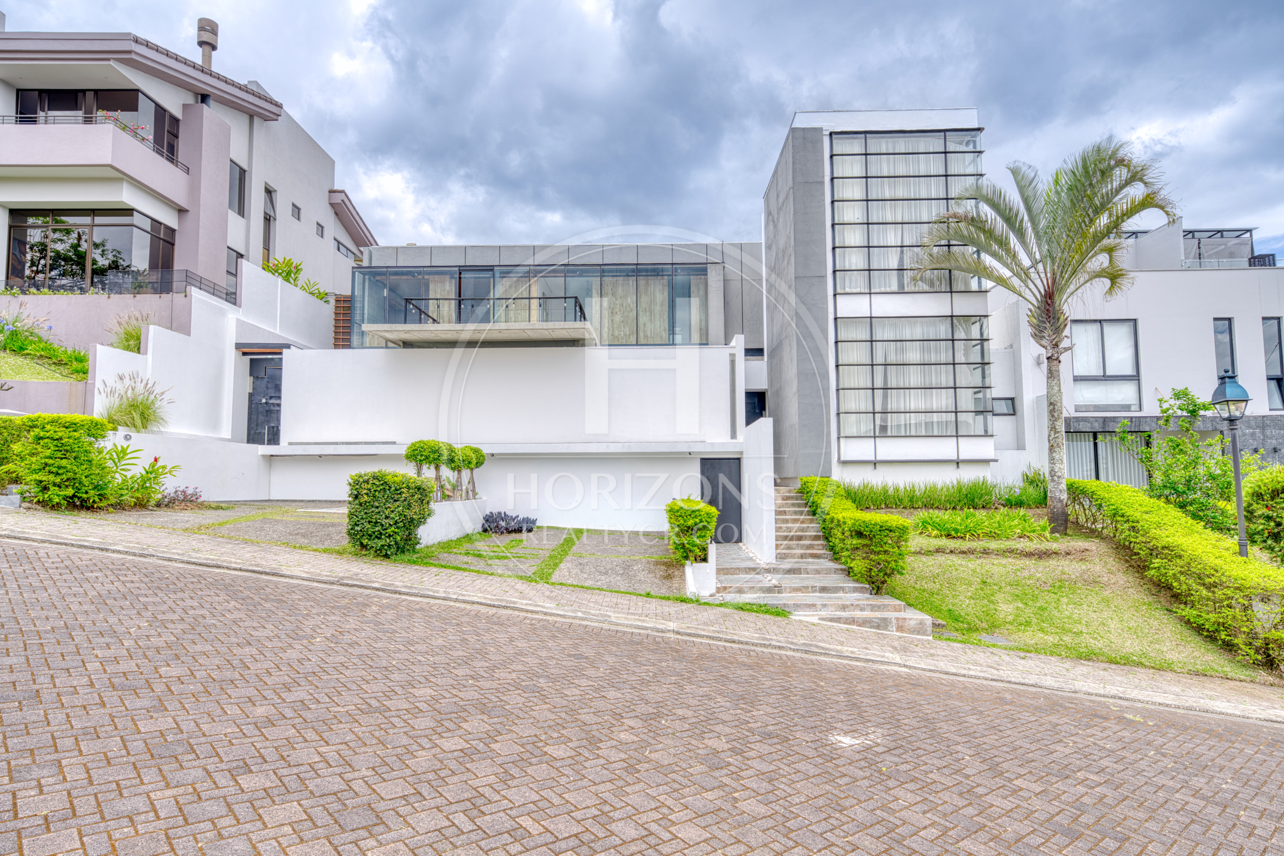 Casa de Lujo en Venta en Bosques de Altamonte Curridabat 3 Niveles con Apartamento Independiente NJA1384SB