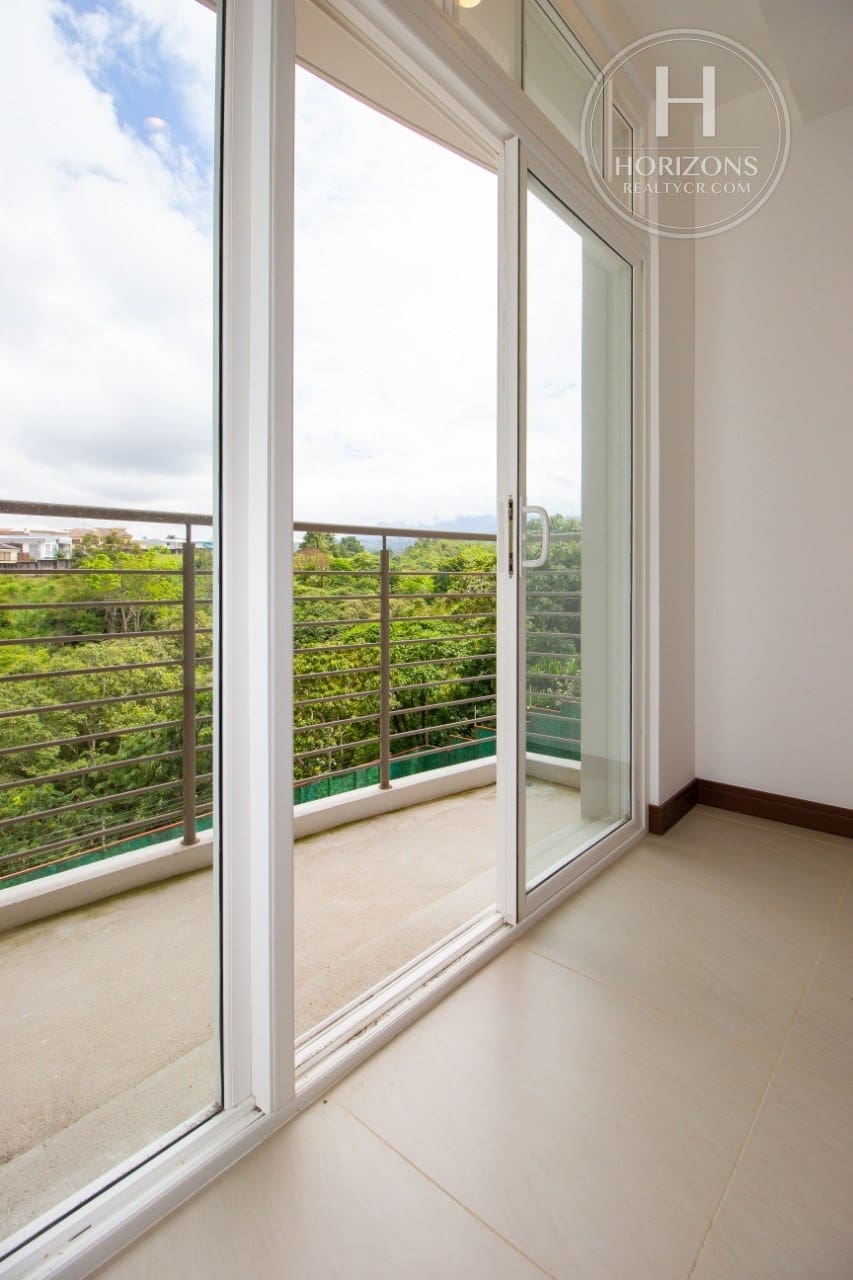 Apartamento en Venta en Vía Natura en Curridabat 1 Habitación con Estudio y Vista NJA1383JB