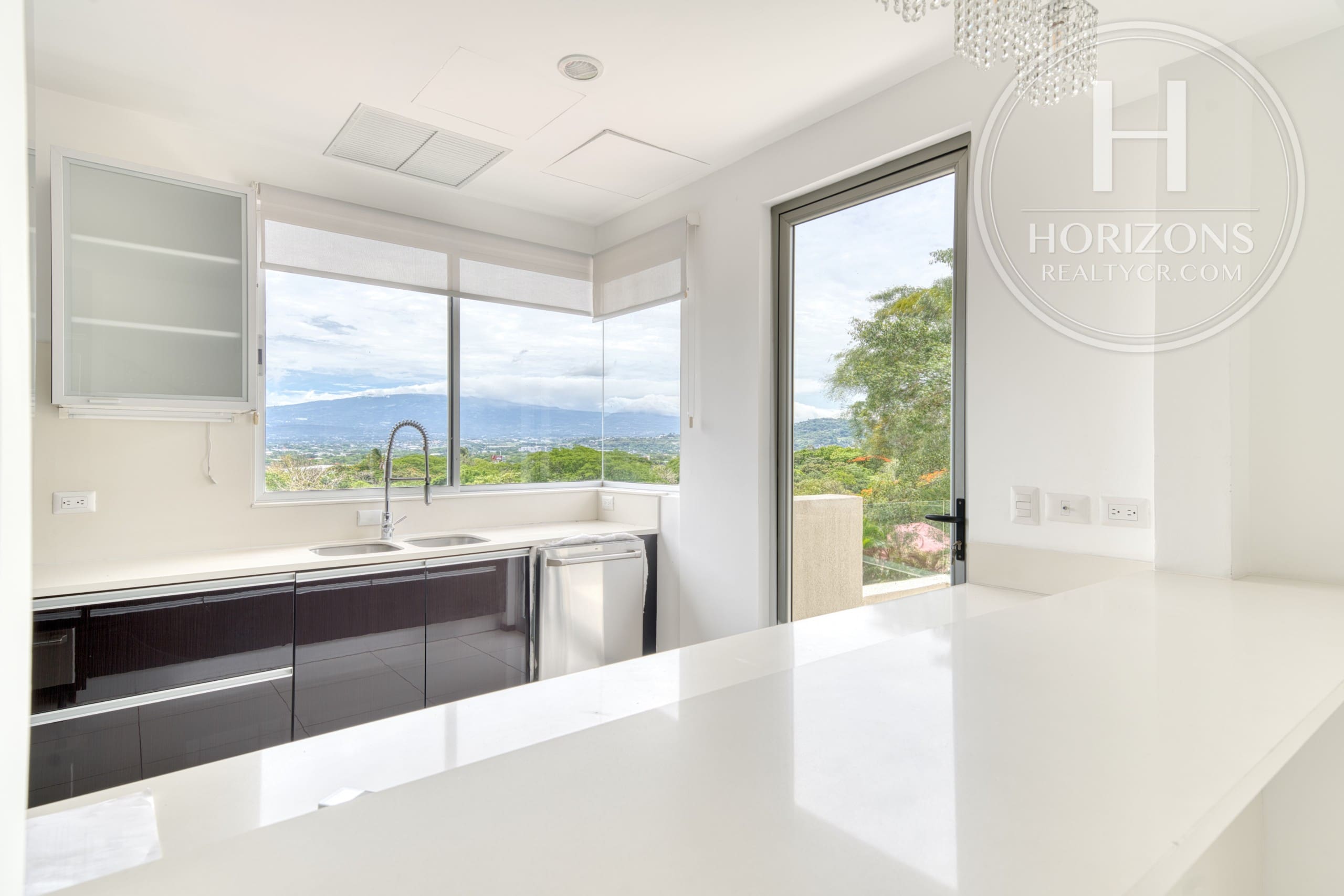 Penthouse en Venta en Condominio Veredas del Río en Piedades de Santa Ana 4 Habitaciones y Rooftop con Vistas a las Montañas NJA1403JM