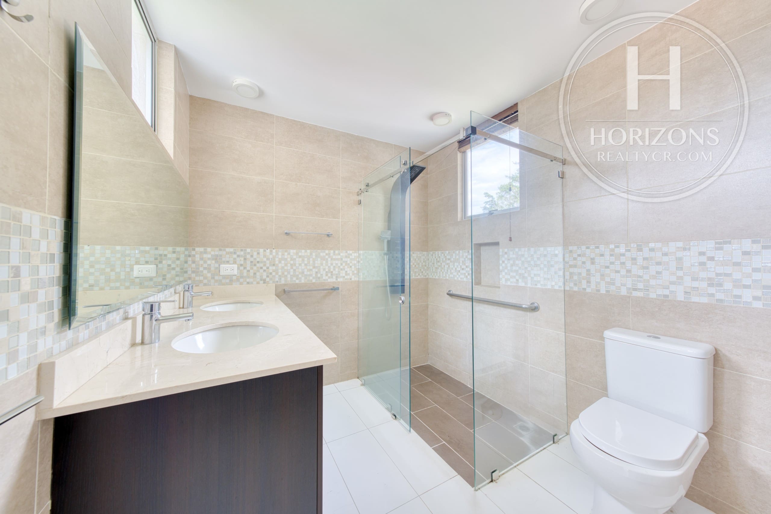 Apartamento en Venta en Primer Piso en Condominio Altos de Mayorca en San Rafael de Escazú 3 Habitaciones y 192 m² NJA1404JS