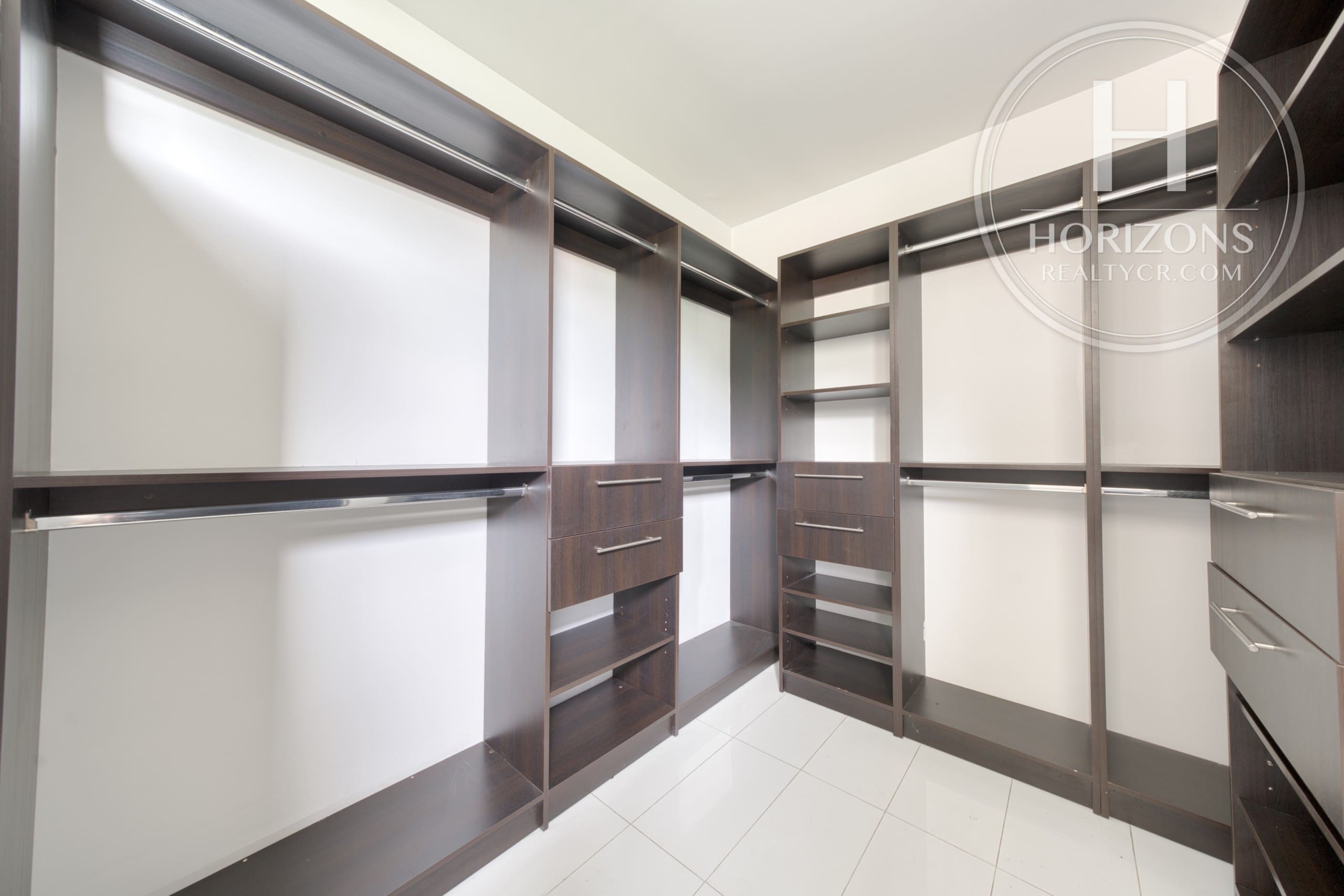 Apartamento en Venta en Primer Piso en Condominio Altos de Mayorca en San Rafael de Escazú 3 Habitaciones y 192 m² NJA1404JS