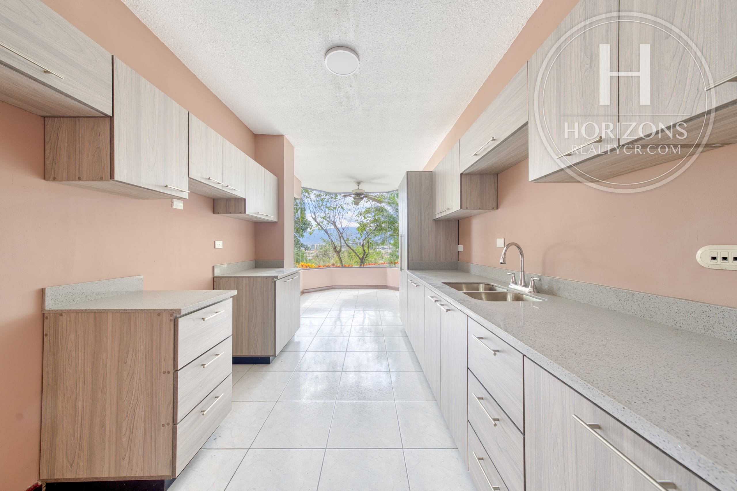 Apartamento en Venta en Primer Piso en Condominio Altos de Mayorca en San Rafael de Escazú 3 Habitaciones y 192 m² NJA1404JS