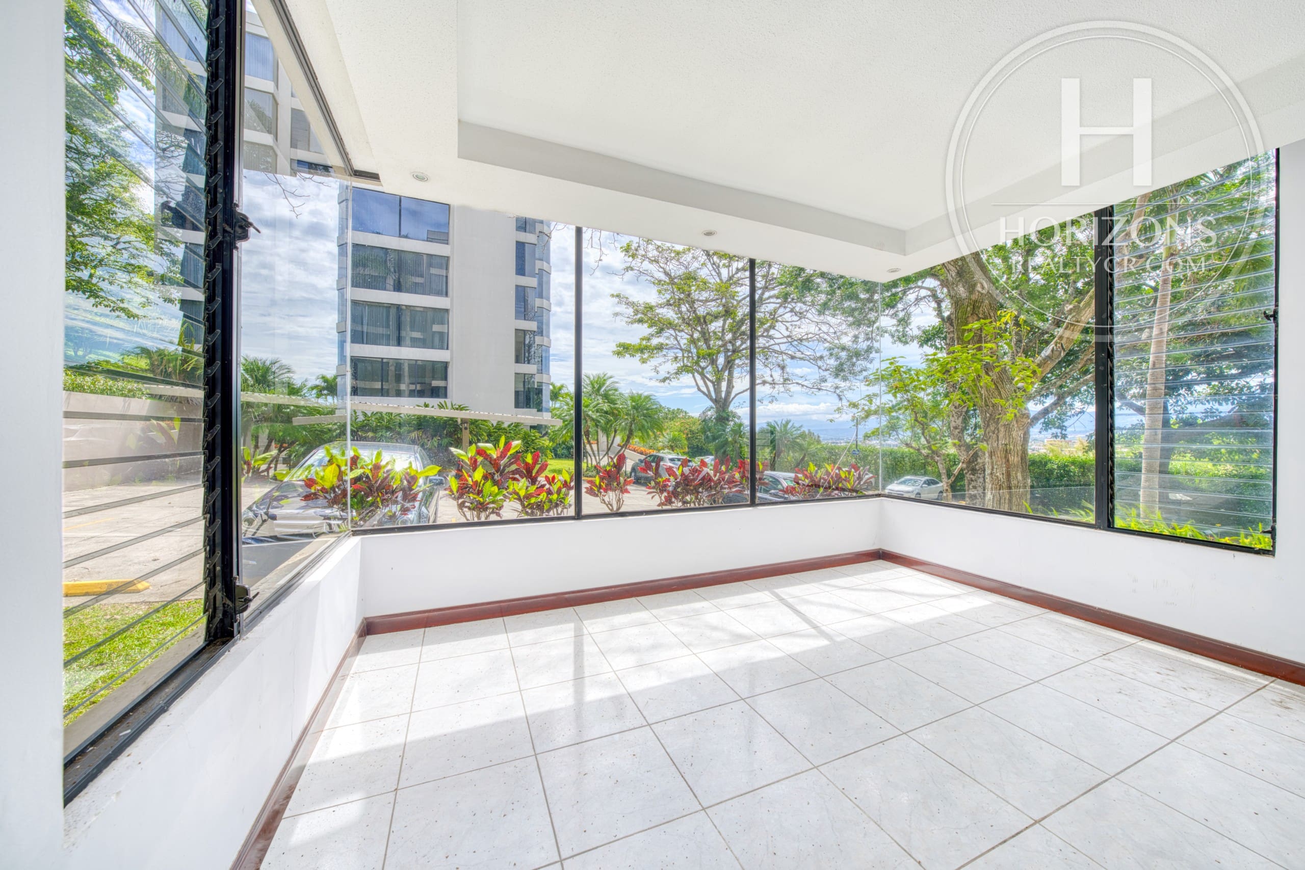 Apartamento en Venta en Primer Piso en Condominio Altos de Mayorca en San Rafael de Escazú 3 Habitaciones y 192 m² NJA1404JS