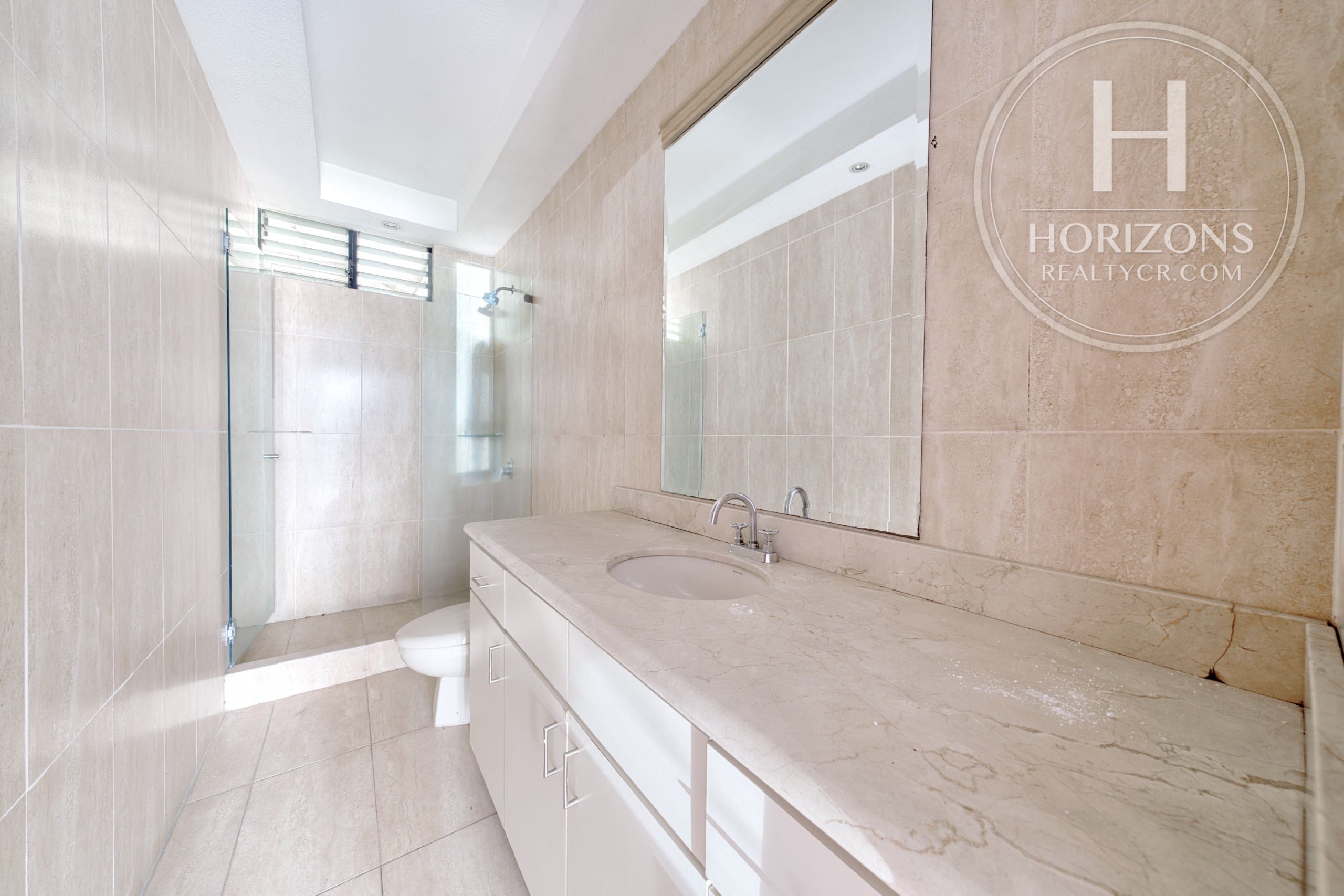 Apartamento en Venta en Primer Piso en Condominio Altos de Mayorca en San Rafael de Escazú 3 Habitaciones y 192 m² NJA1404JS