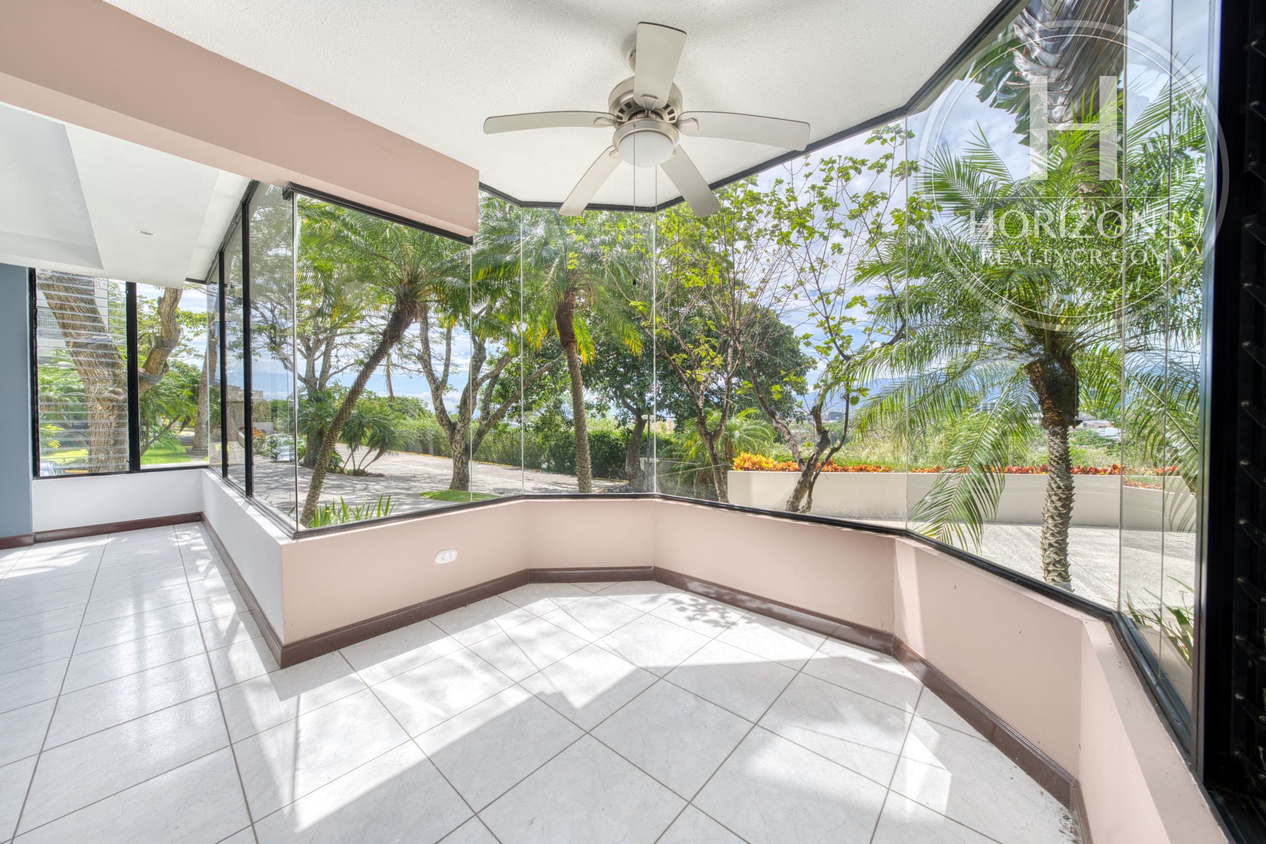 Apartamento en Venta en Primer Piso en Condominio Altos de Mayorca en San Rafael de Escazú 3 Habitaciones y 192 m² NJA1404JS