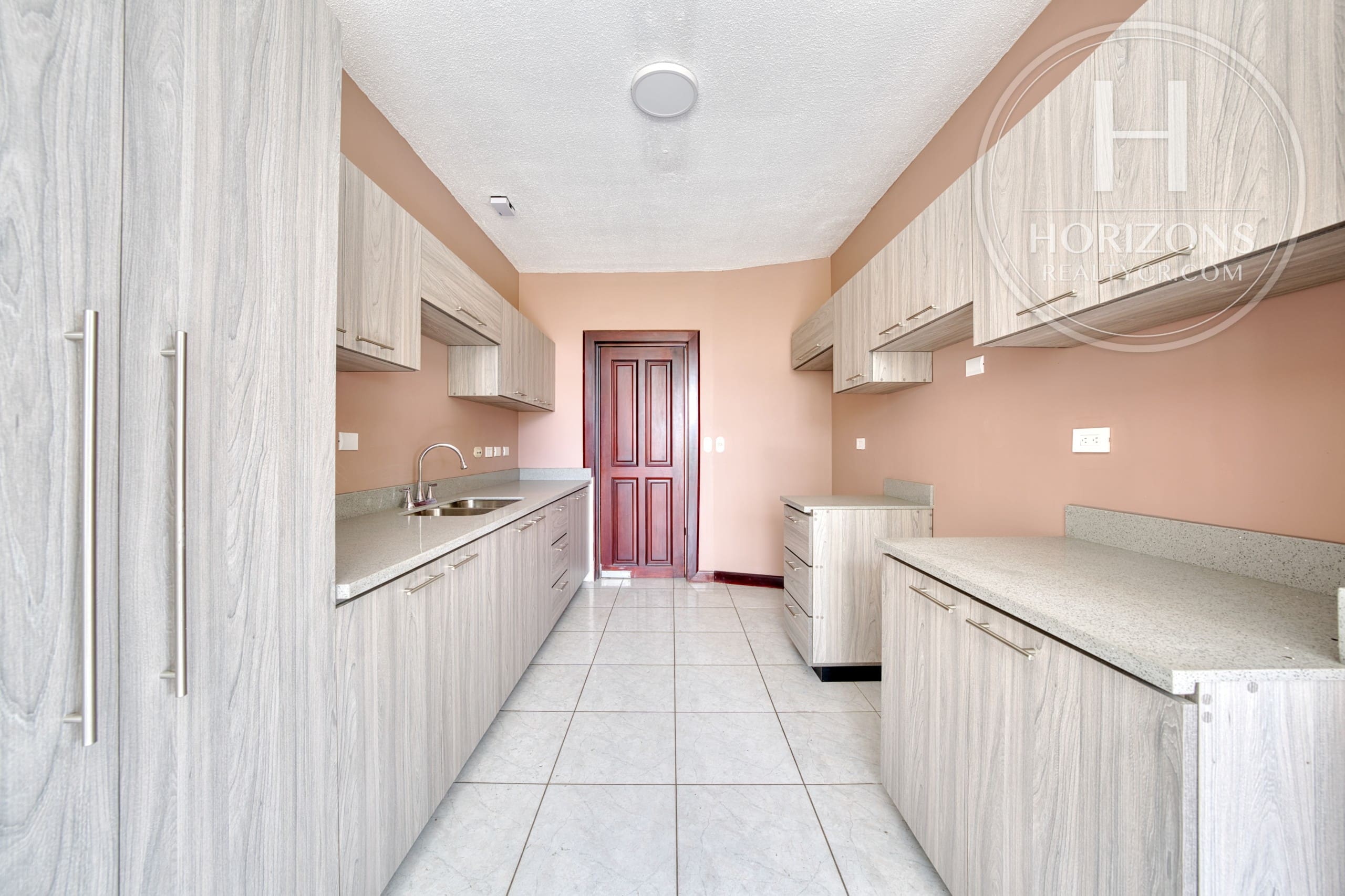 Apartamento en Venta en Primer Piso en Condominio Altos de Mayorca en San Rafael de Escazú 3 Habitaciones y 192 m² NJA1404JS