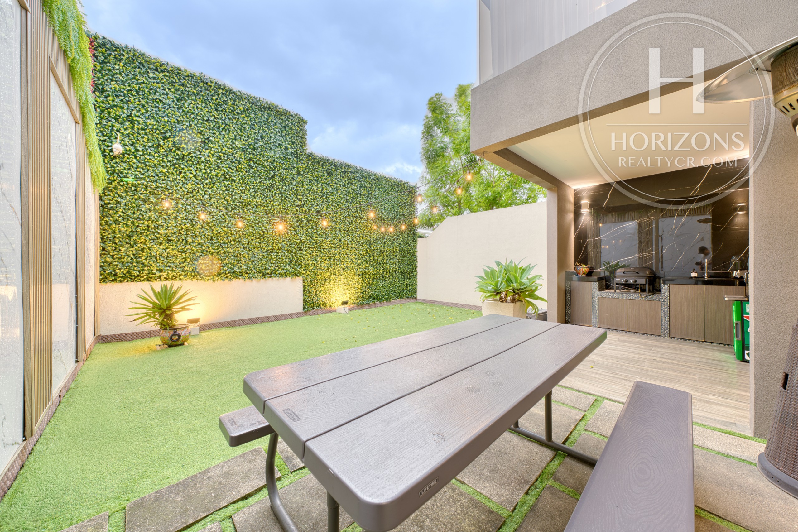 Casa en Venta en Condominio La Estefana en Sabanilla 3 Habitaciones más Mezzanine y Vista a Áreas Verdes nja1408dm