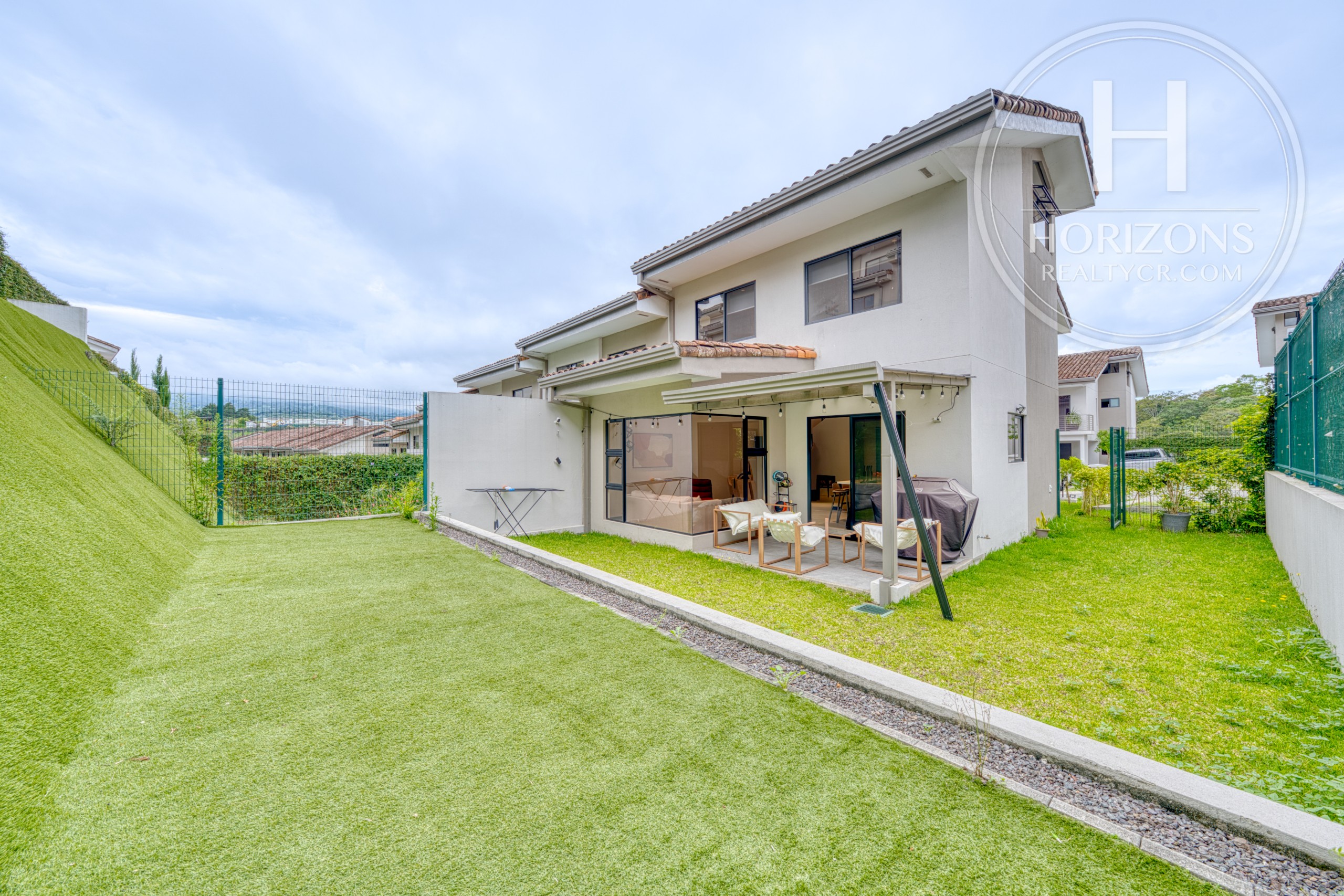 Casa en Venta en Condominio La Estefana en Sabanilla 3 Habitaciones más Mezzanine nja1409dm