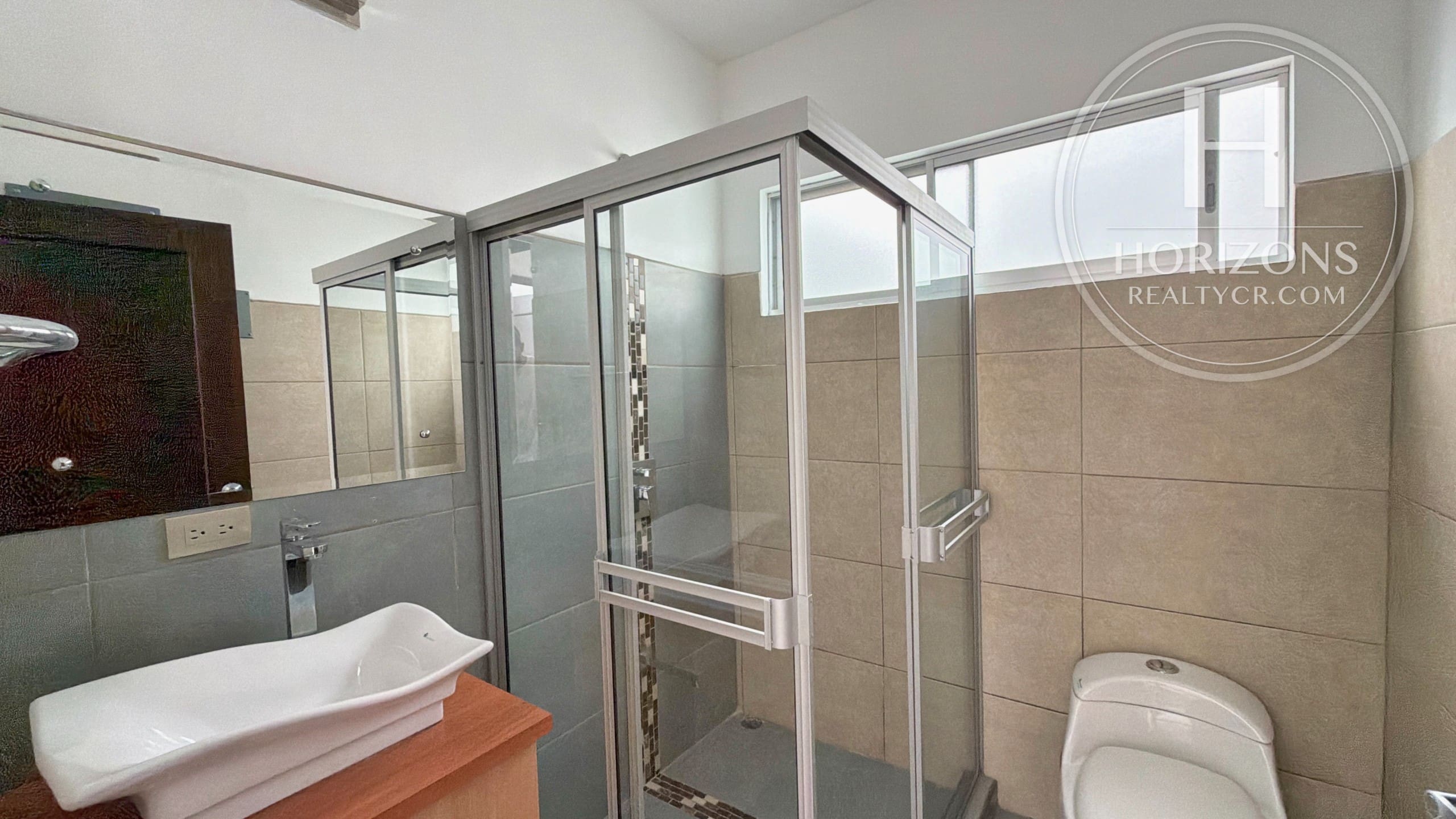 Casa en Venta en Condominio Lomas de Montes de Oca en Sabanilla 3 Habitaciones y Mezzanine nja1410jb