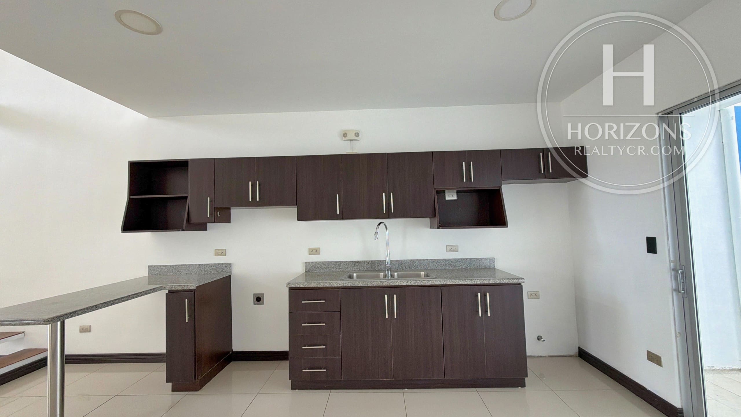 Casa en Venta en Condominio Lomas de Montes de Oca en Sabanilla 3 Habitaciones y Mezzanine nja1410jb