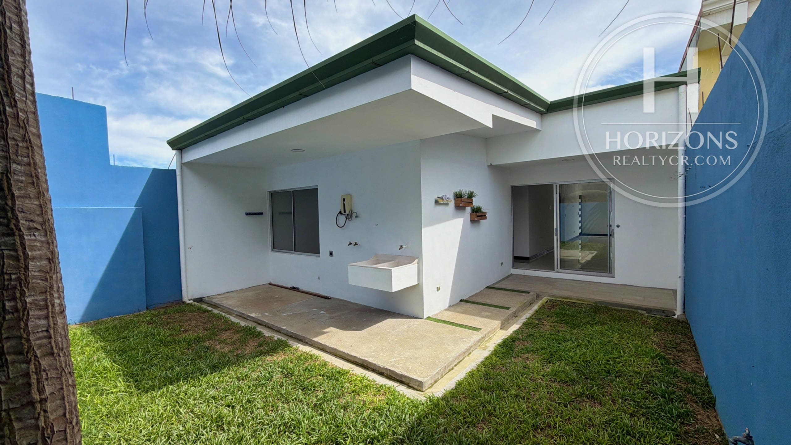 Casa en Venta en Condominio Lomas de Montes de Oca en Sabanilla 3 Habitaciones y Mezzanine nja1410jb