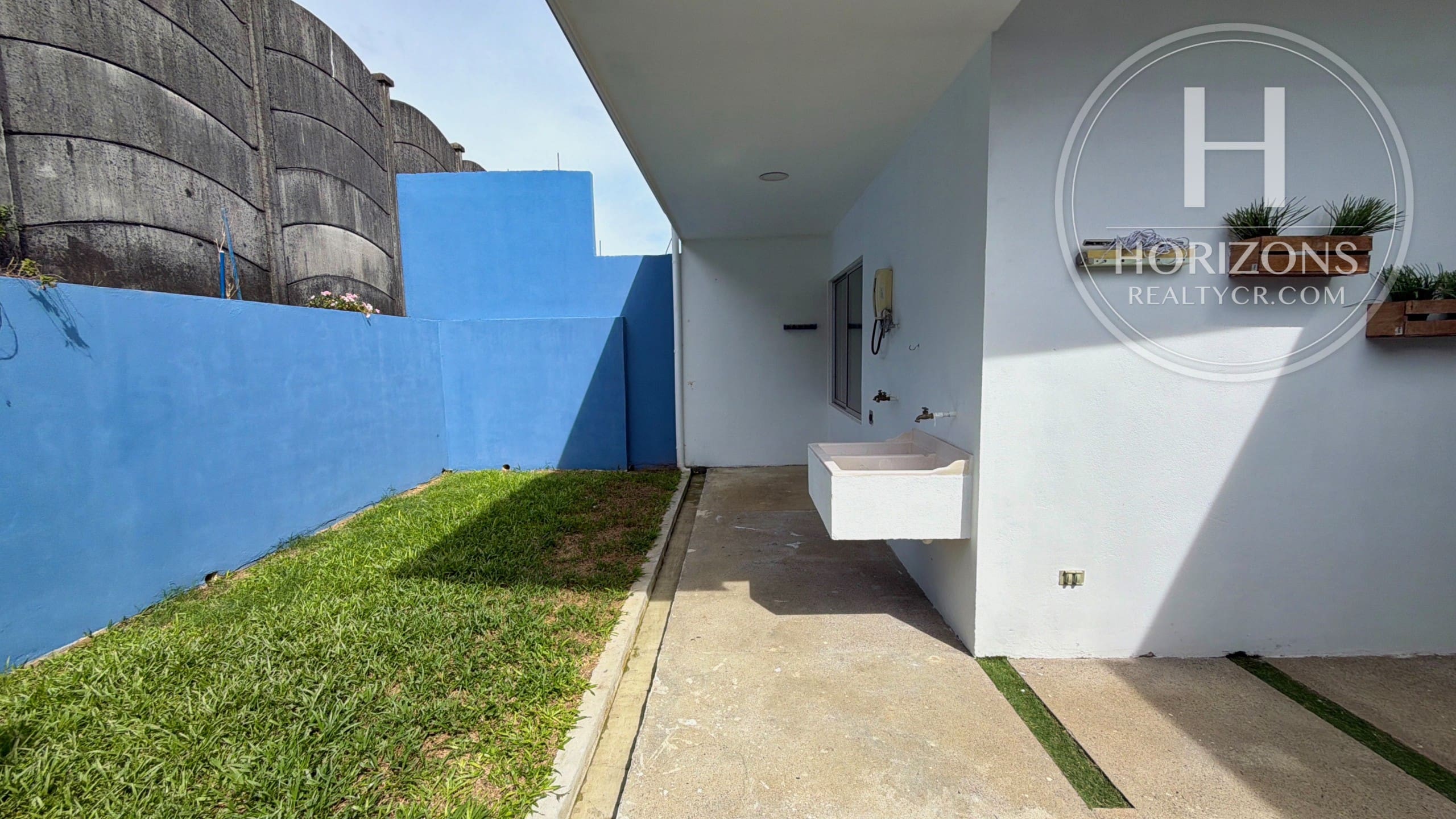 Casa en Venta en Condominio Lomas de Montes de Oca en Sabanilla 3 Habitaciones y Mezzanine nja1410jb