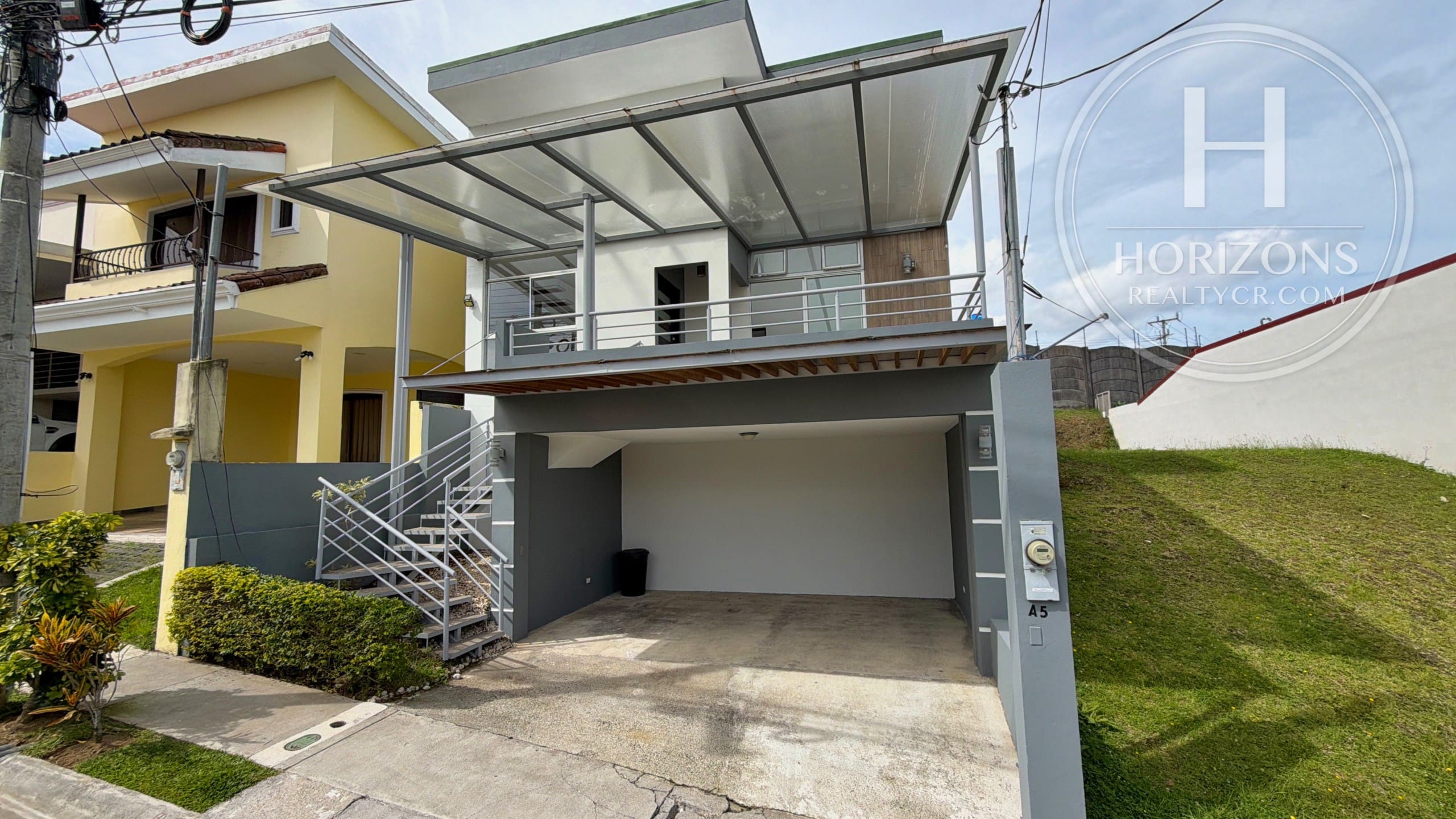 Casa en Venta en Condominio Lomas de Montes de Oca en Sabanilla 3 Habitaciones y Mezzanine nja1410jb