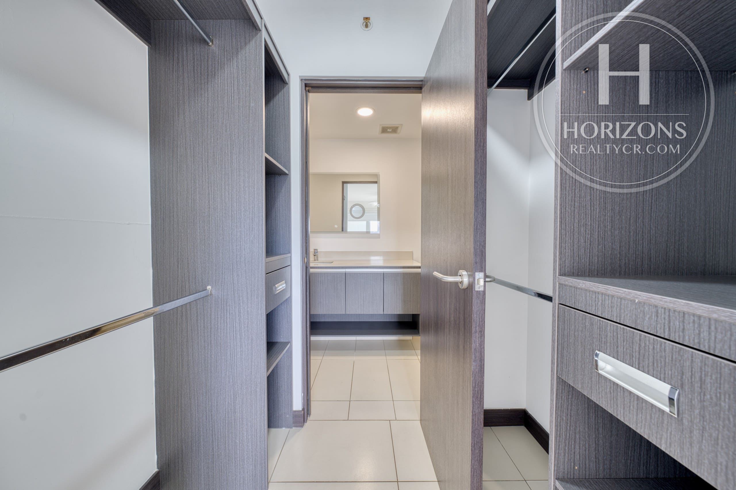 Se Vende Apartamento en Torre Ü Nunciatura, Rohrmoser 2 Habitaciones Esquinero con Vista nja1405jj
