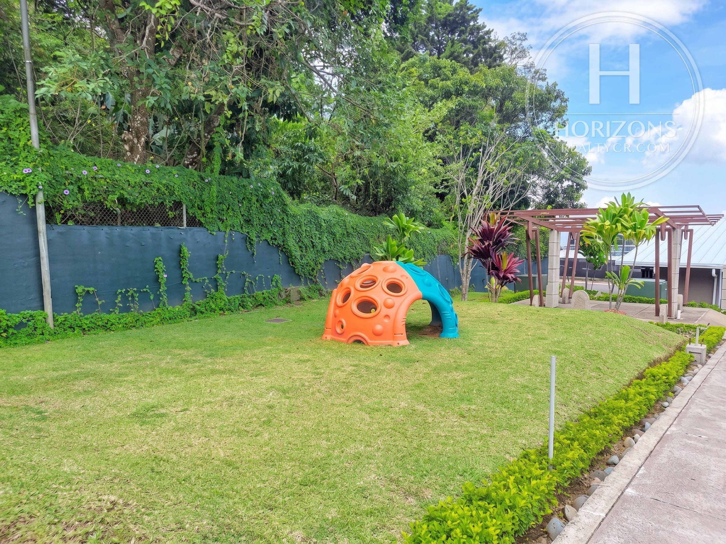 Apartamento en Venta en Vía Natura en Curridabat 1 Habitación con Estudio y Vista NJA1383JB