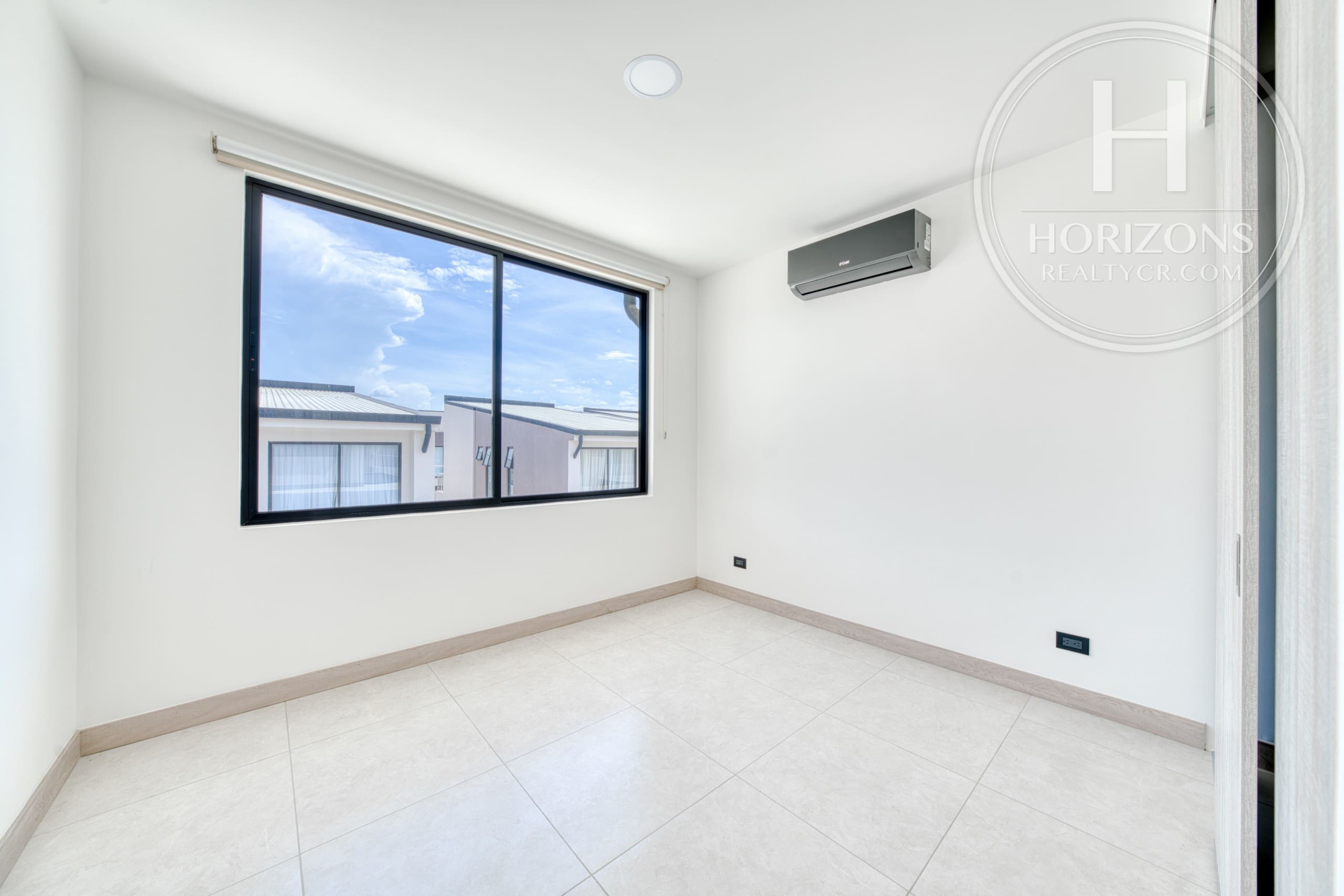 Casa en Alquiler en Condominio Lindora Village en Santa Ana 3 Habitaciones Esquinera  NJA1412JB