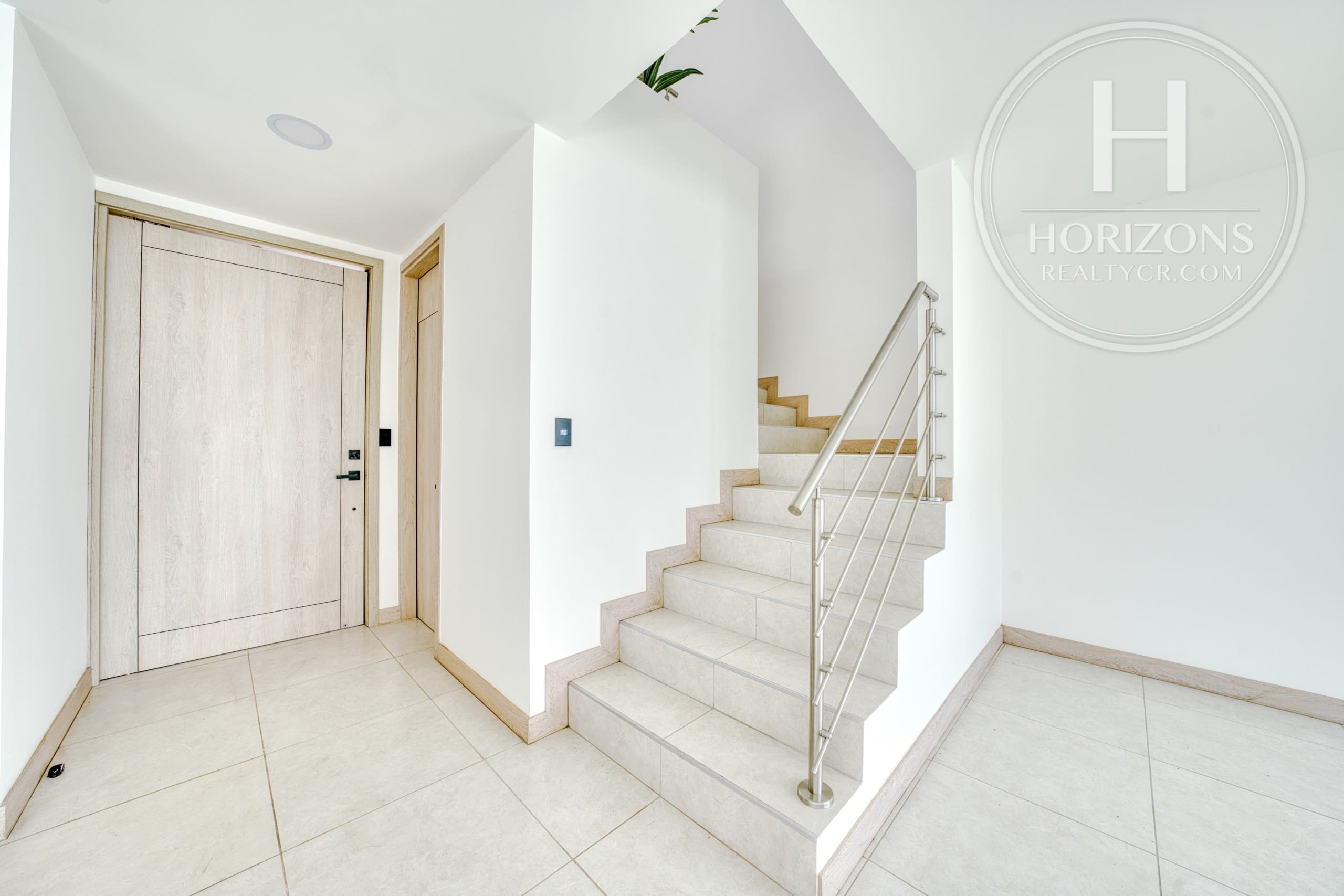 Casa en Alquiler en Condominio Lindora Village en Santa Ana 3 Habitaciones Esquinera  NJA1412JB