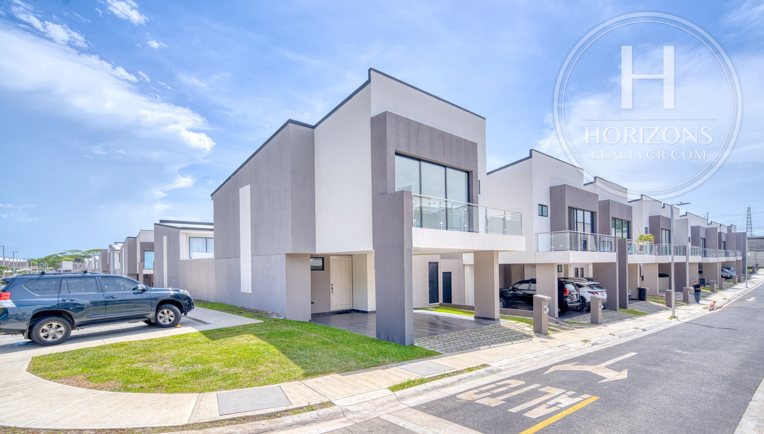 Casa en Alquiler en Condominio Lindora Village en Santa Ana 3 Habitaciones Esquinera  NJA1412JB