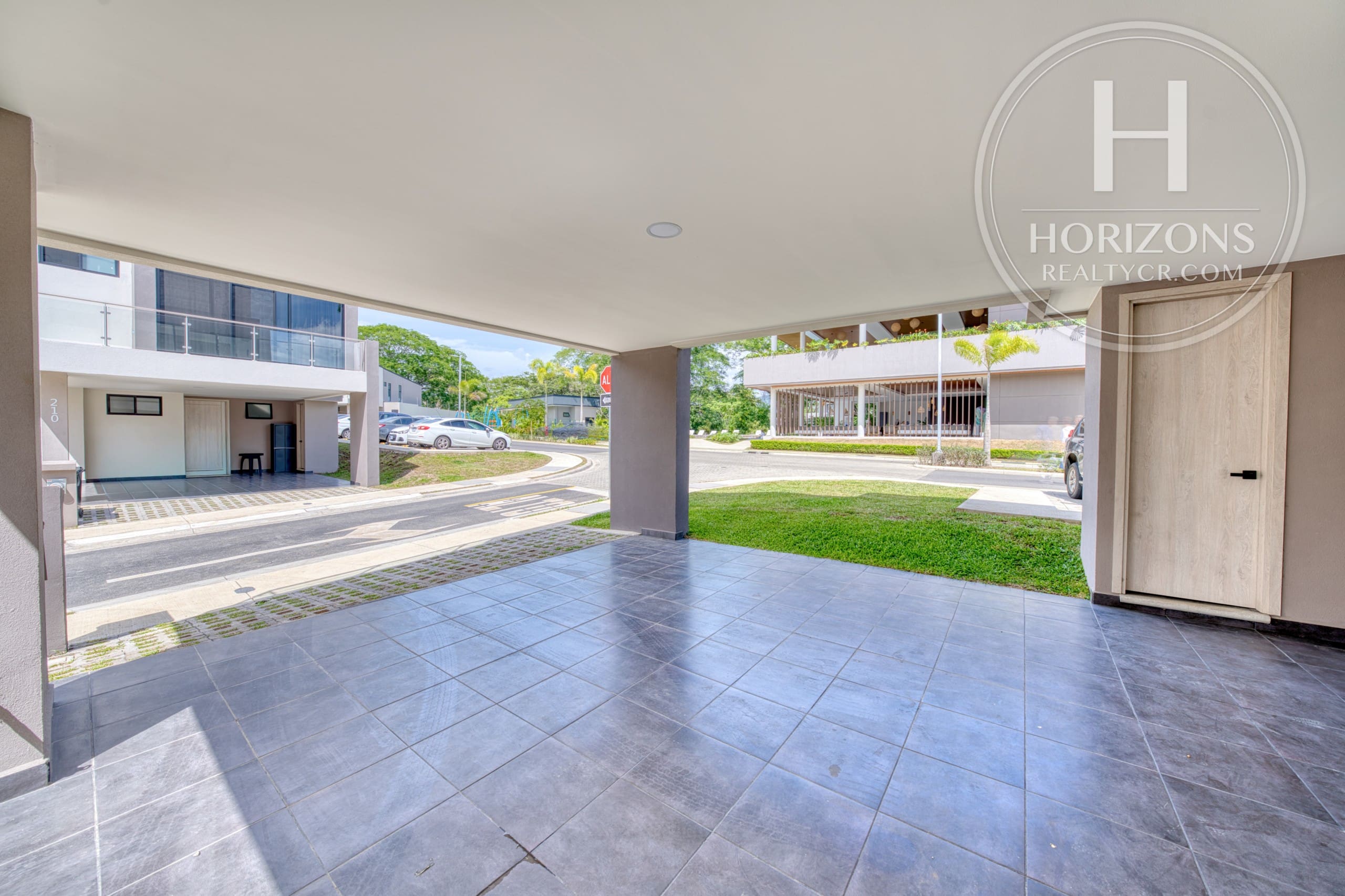 Casa en Alquiler en Condominio Lindora Village en Santa Ana 3 Habitaciones Esquinera  NJA1412JB