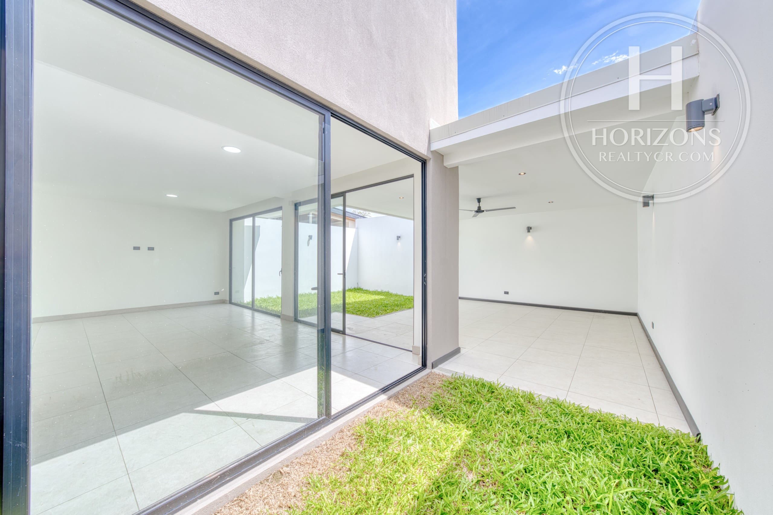 Casa en Alquiler en Condominio Lindora Village en Santa Ana 3 Habitaciones Esquinera  NJA1412JB