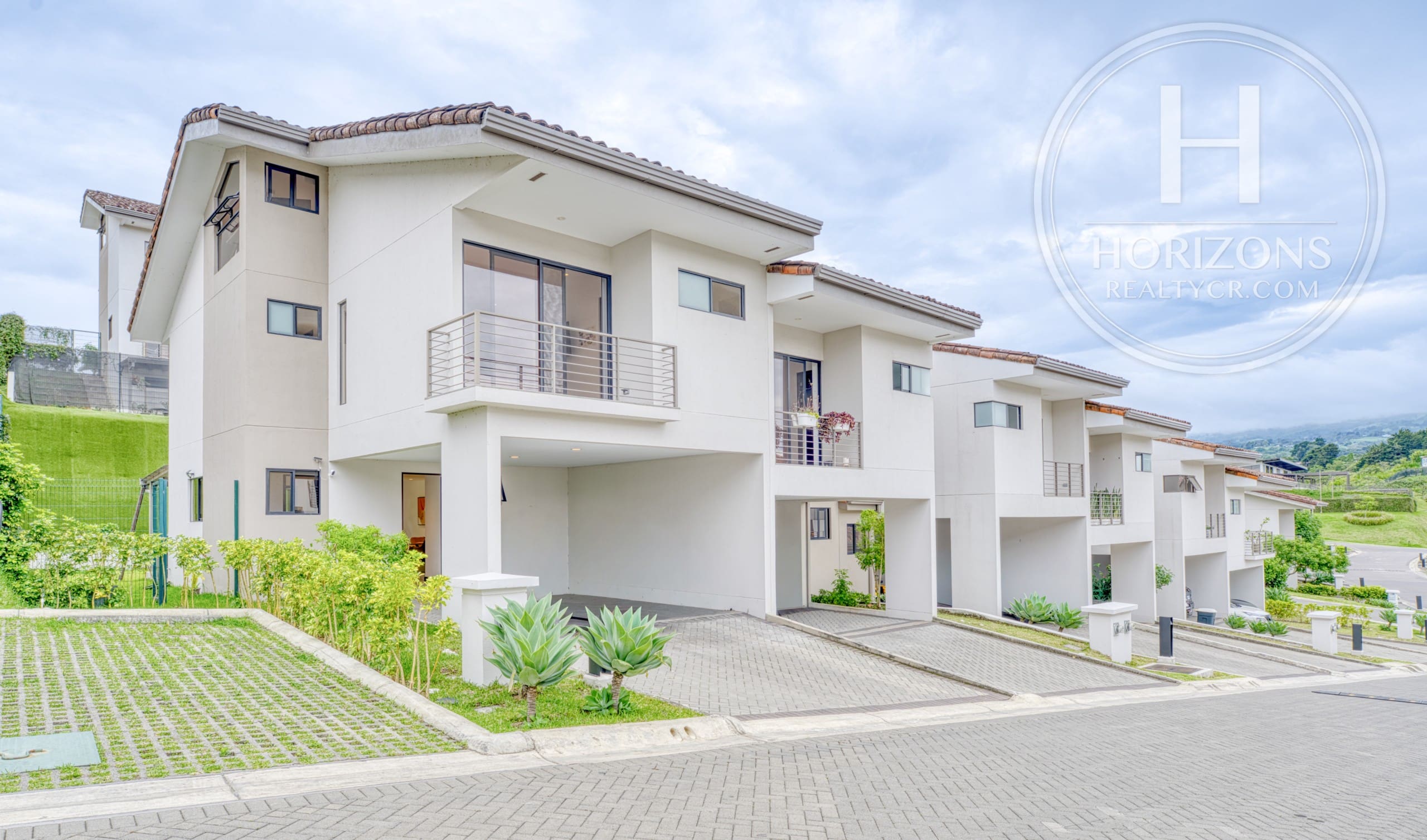 Casa en Venta en Condominio La Estefana en Sabanilla 3 Habitaciones más Mezzanine nja1409dm