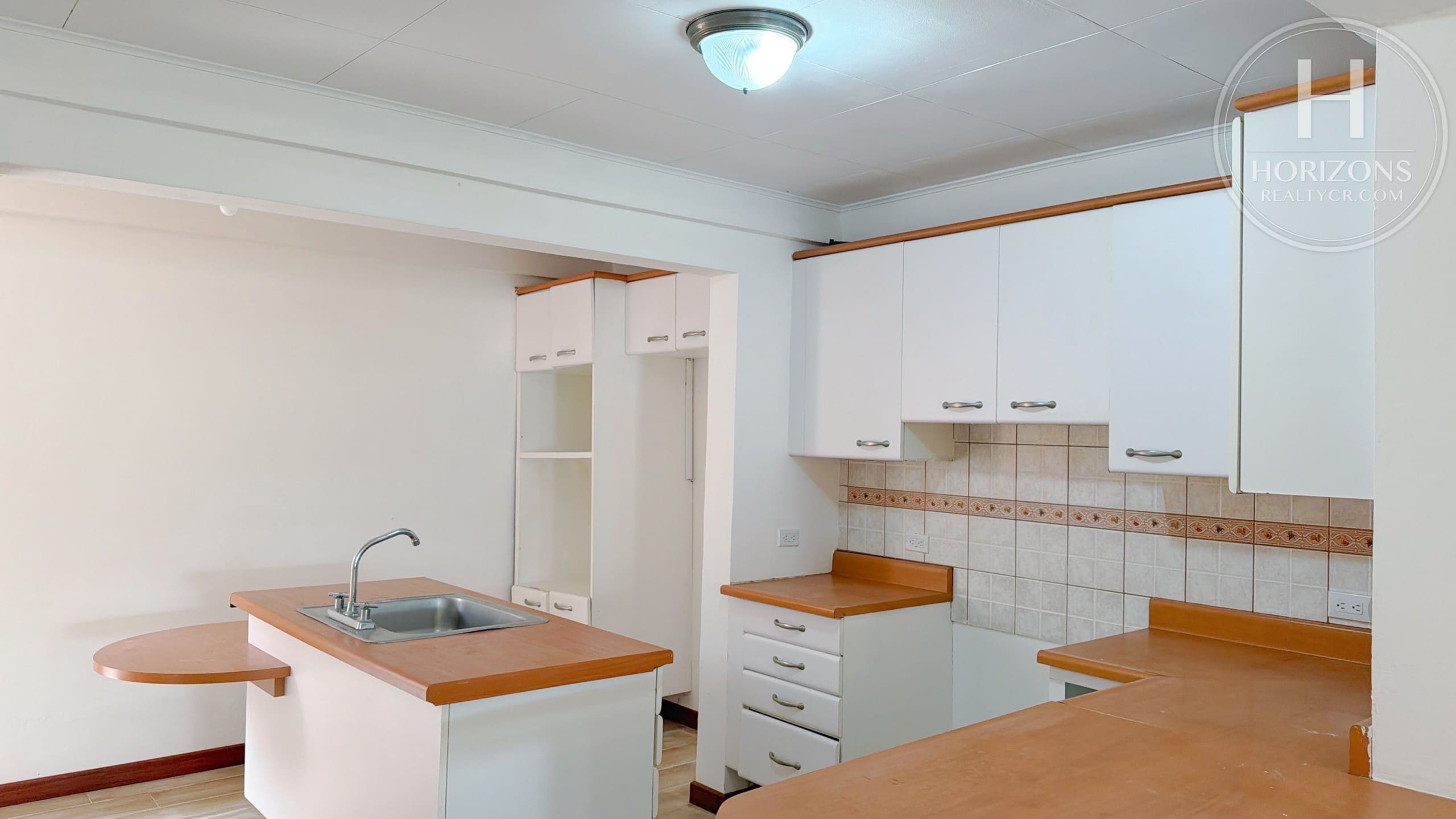 Se Alquila Apartamento en Primer Nivel 2 Habitaciones y Oficina en Sabanilla con Acceso a Bosque Privado NJA1417JB