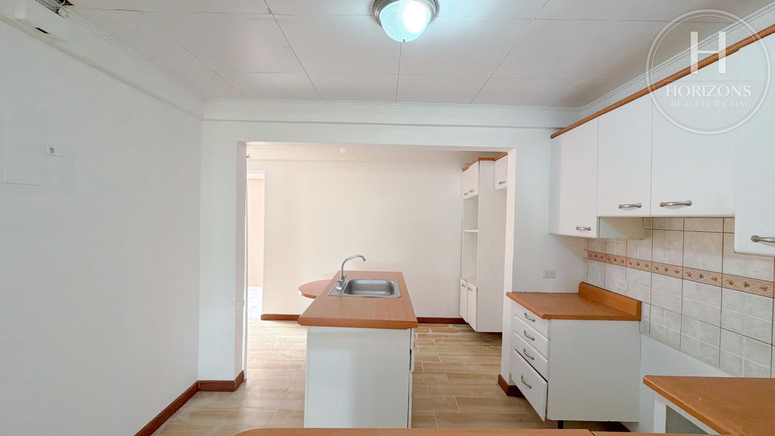 Se Alquila Apartamento en Primer Nivel 2 Habitaciones y Oficina en Sabanilla con Acceso a Bosque Privado NJA1417JB