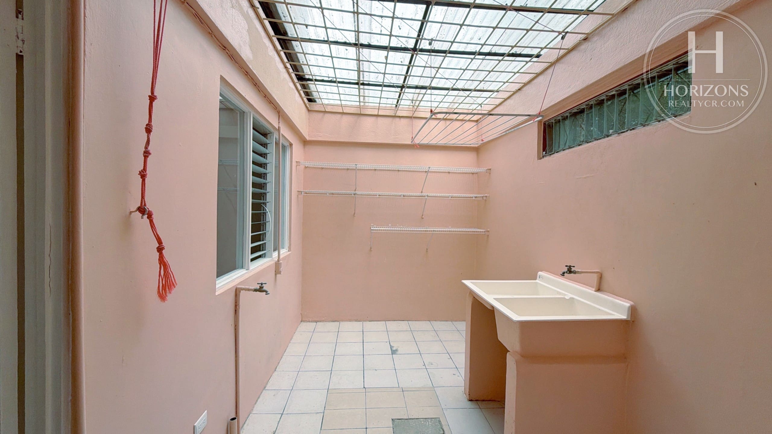 Se Alquila Apartamento en Primer Nivel 2 Habitaciones y Oficina en Sabanilla con Acceso a Bosque Privado NJA1417JB